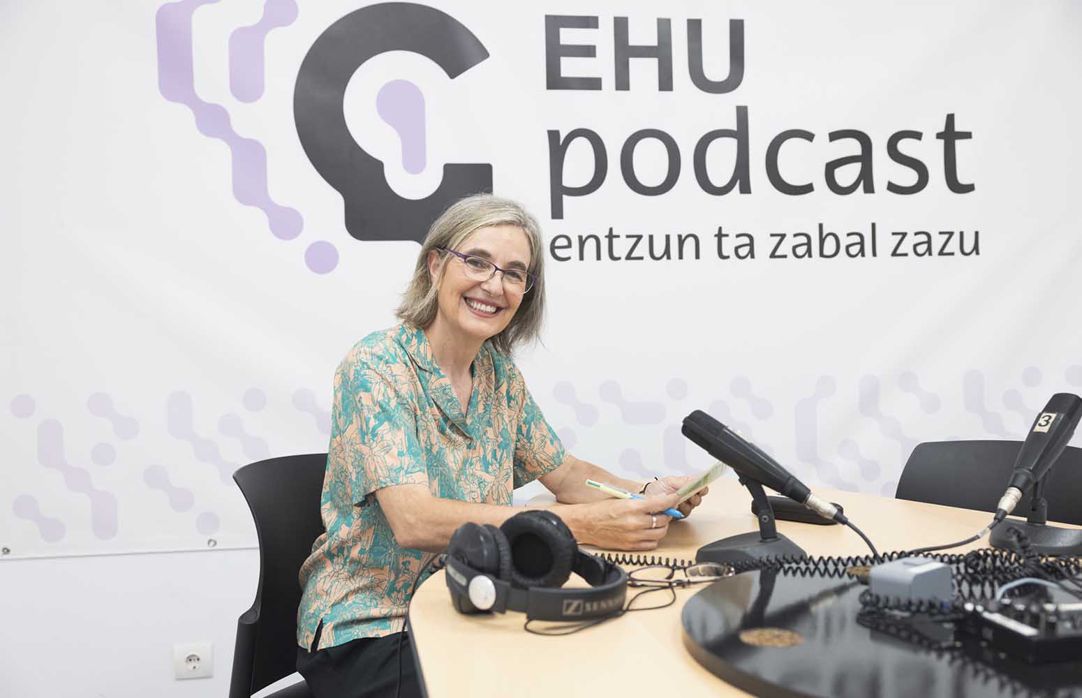 La profesora de la EHU y coordinadora de EHUpodcast Tania Arriaga en el estudio de radio de la Facultad de Ciencias Sociales y de la Comunicación de la EHU