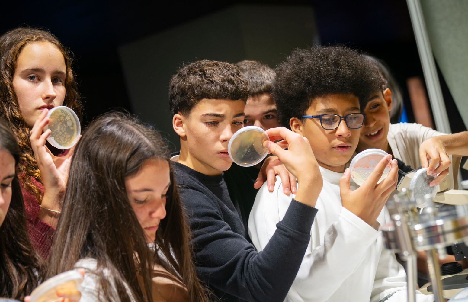 Estudiantes en un txoko de ciencia