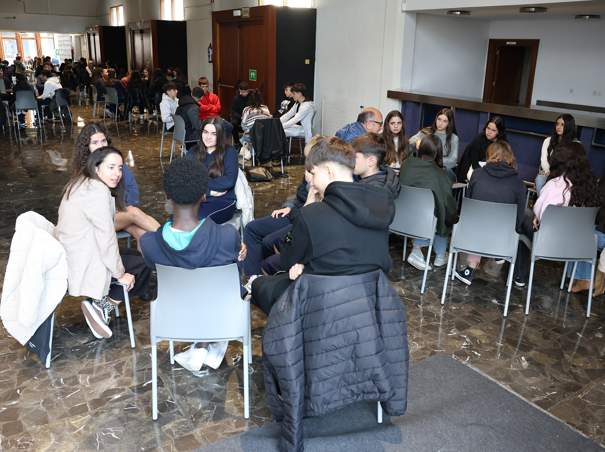 Alumnado de 4º de la ESO conversando con profesionales STEM