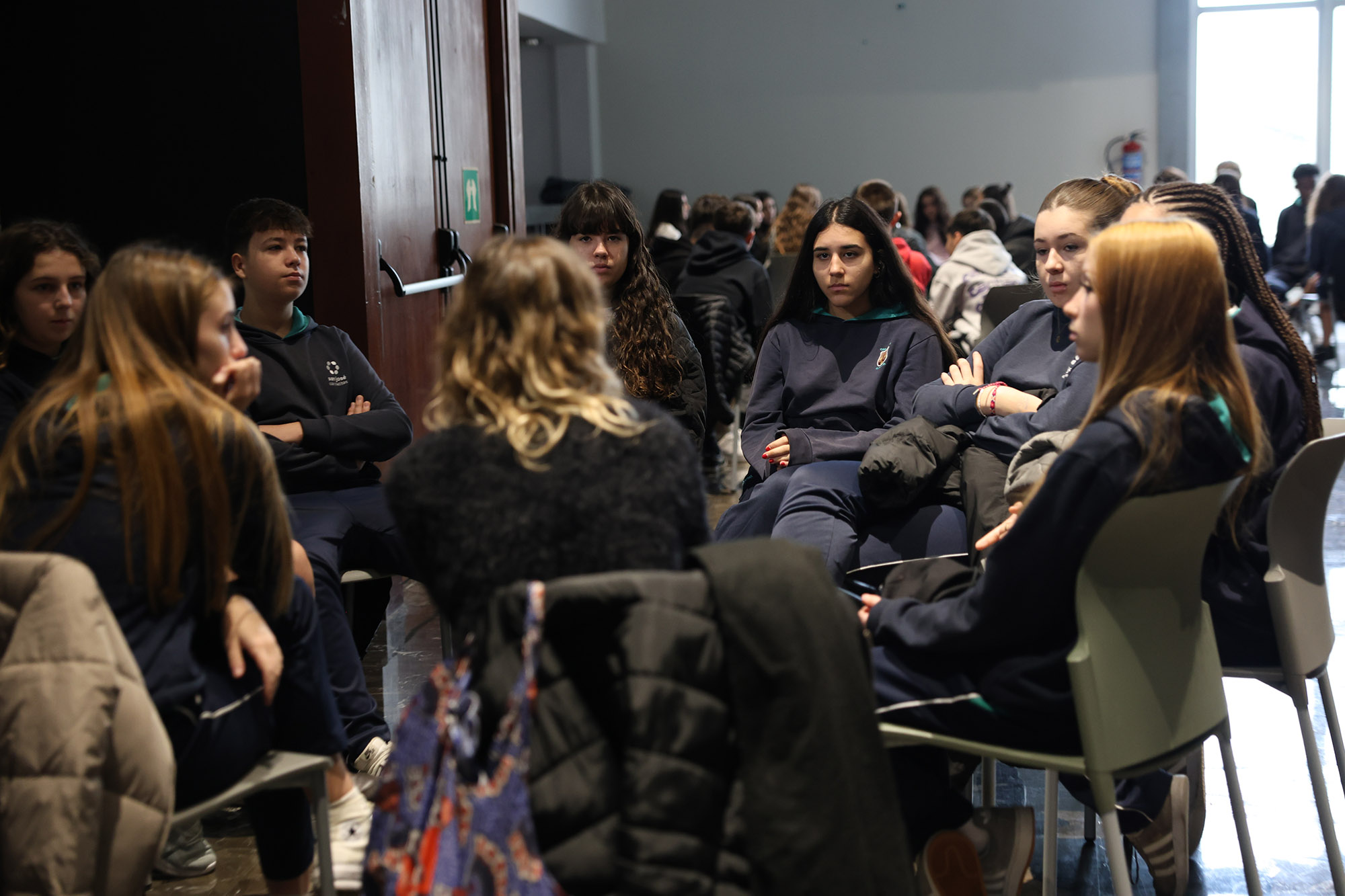 Alumnado de 4º de la ESO conversando con profesionales STEM