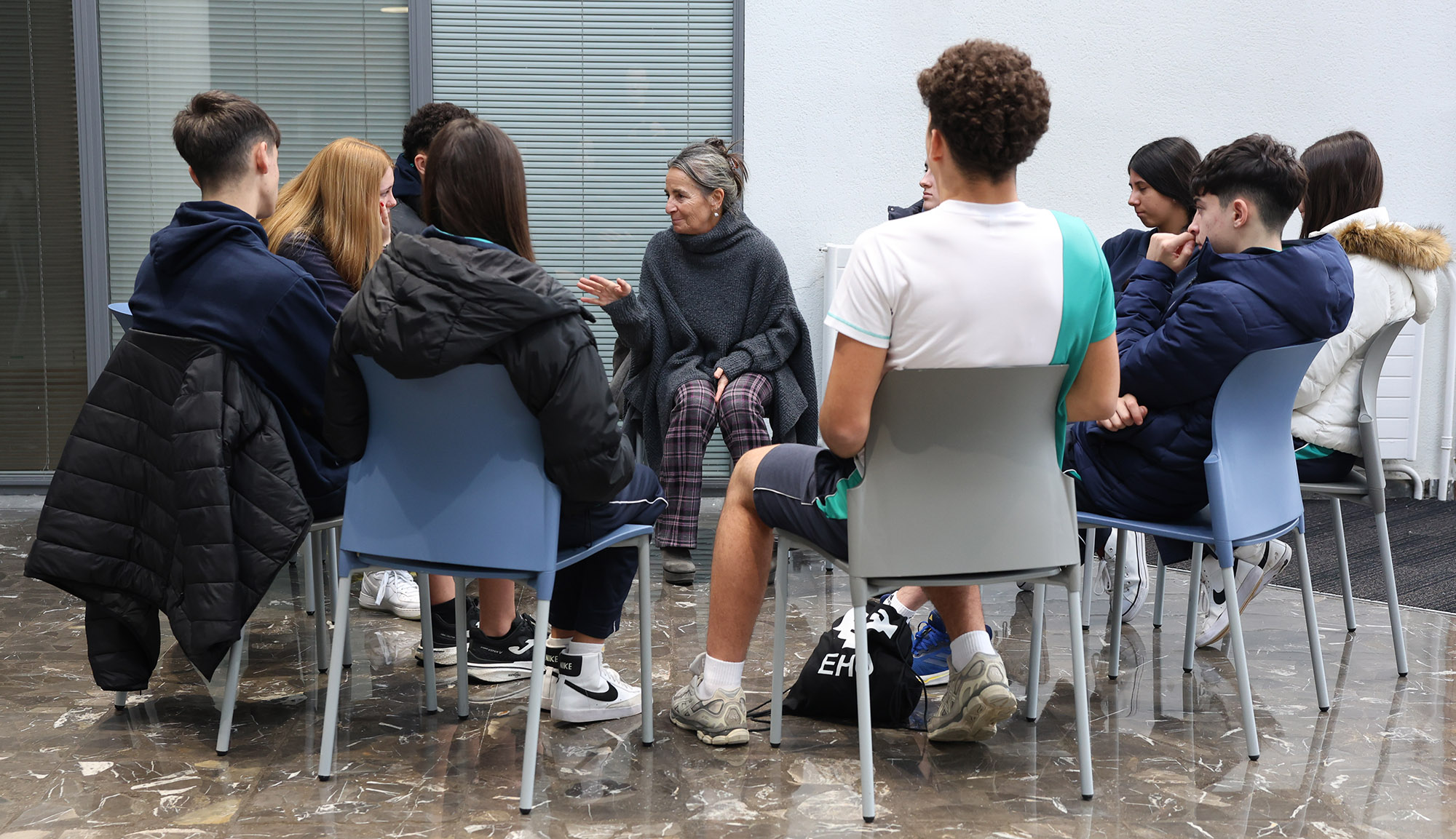 Alumnado de 4º de la ESO conversando con profesionales STEM