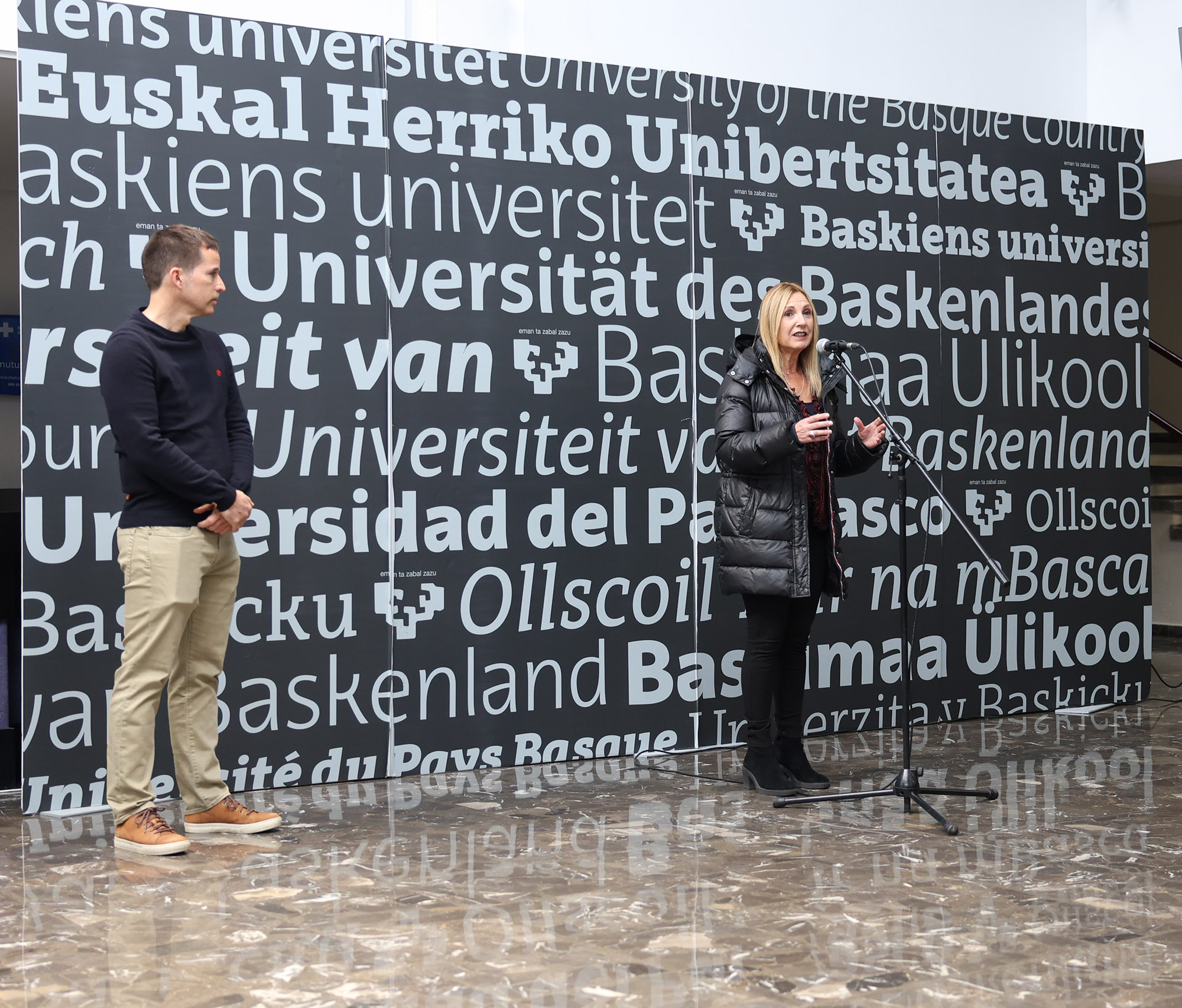 La vicerrectora de Transferencia e Internacionalización de la EHU, Gotzone Barandika, presentando las jornadas STEM.