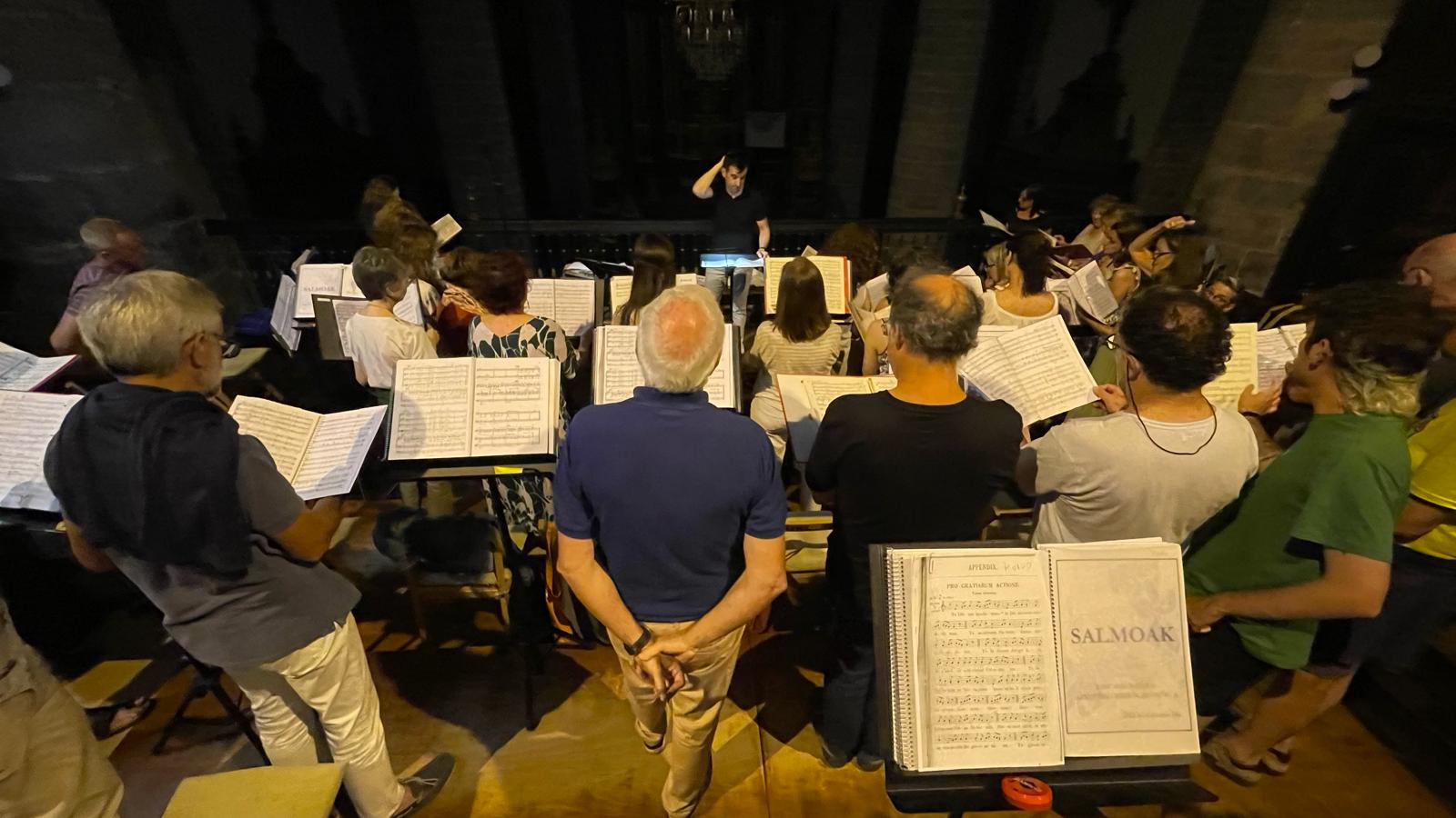 Aitor Biain dirigiendo un ensayo del Coro de la EHU