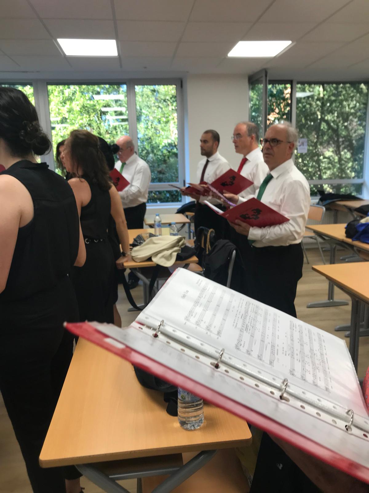 Miembros del coro en un ensayo