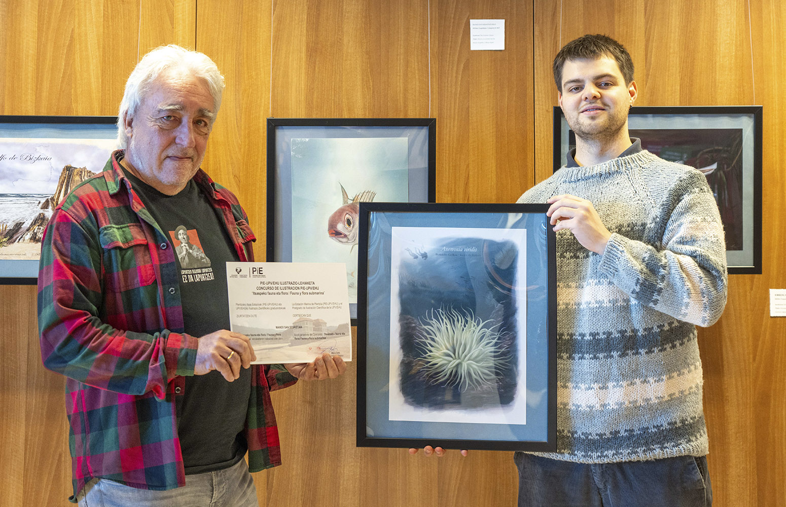 Manu Soto, director del PiE-EHU entrega el premio a Manex San Sebastian.