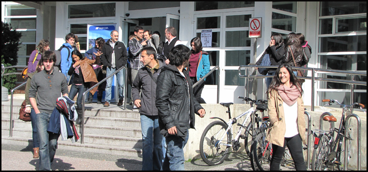 Alumnado en las escaleras