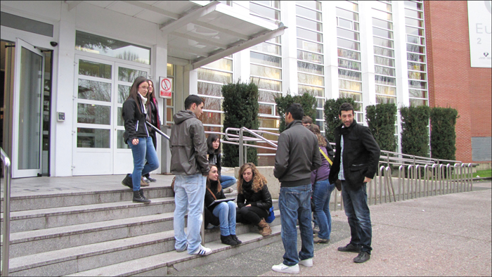 alumnado en las escaleras de la entrada