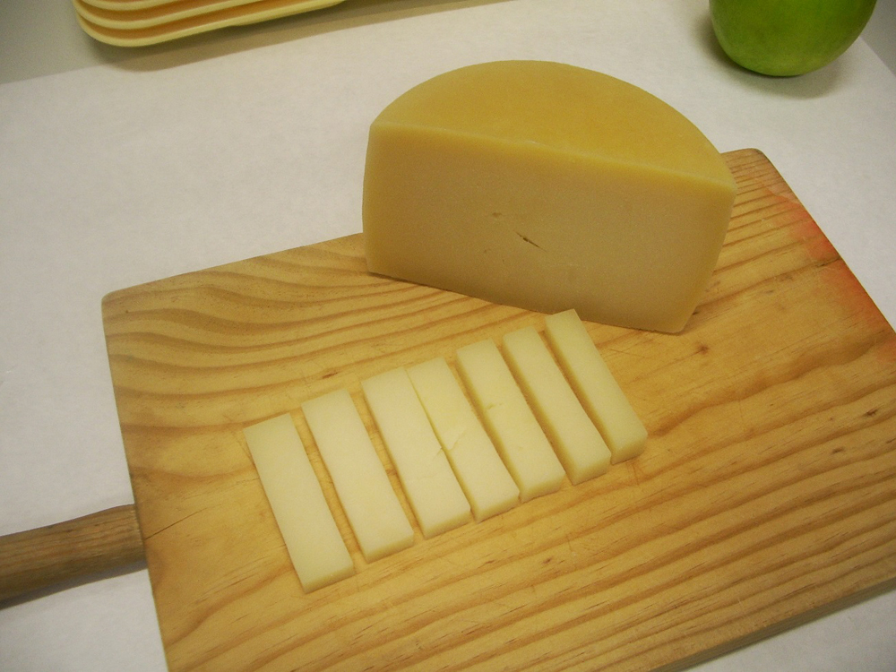 Porciones de queso para la realización de la evaluación olfato-gustativa y de textura