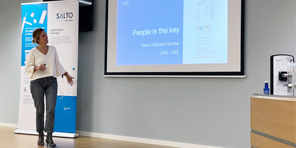 Representante de Salto dando una conferencia