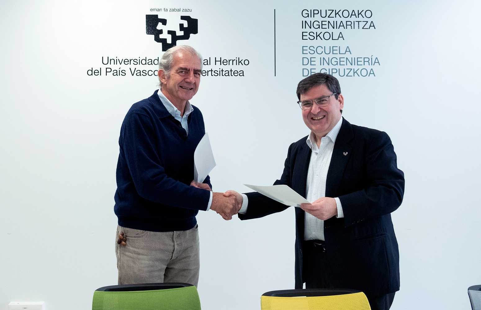 Jaime Bernar, Zabalketako Proiektu zuzendaria, eta Xabier Ostolaza, GIEko zuzendaria, sinaduraren unean.