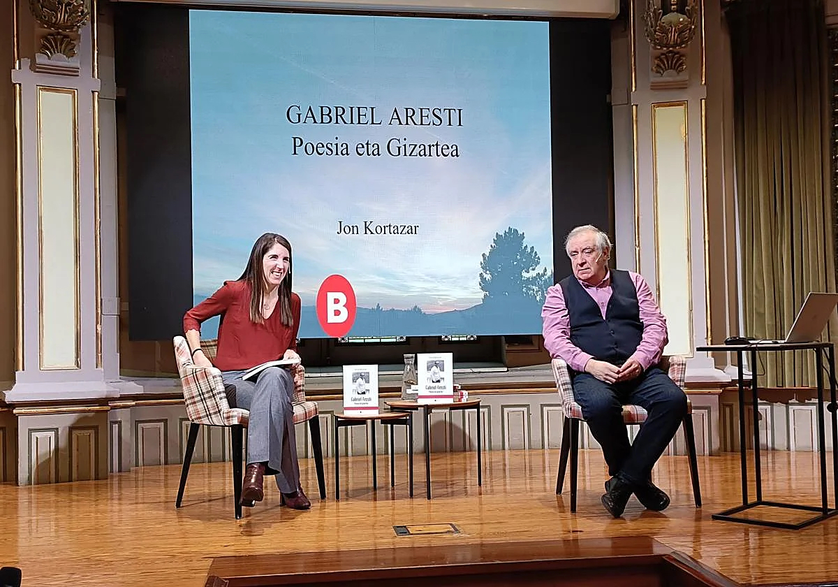 Kortazar, este martes en Bidebarrieta junto a la concejala de Euskera, Eider Inunciaga. EL CORREO