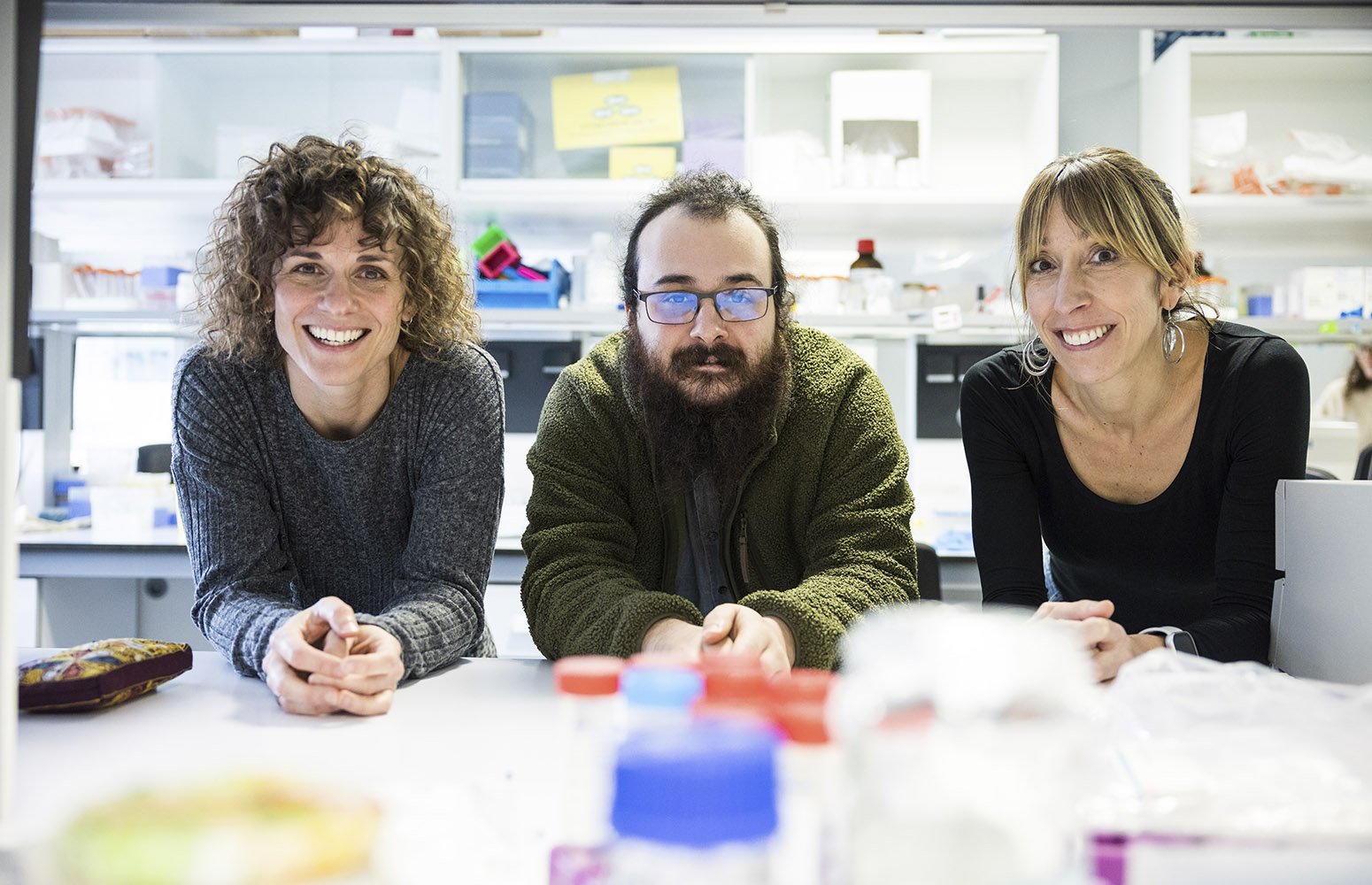 Principal investigator of the FunImmune laboratory, Ainara Castellanos Rubio; Izei Pascual González, predoctoral researcher in the FunImmune group; and Izortze Santin, principal investigator of the FunImmune laboratory