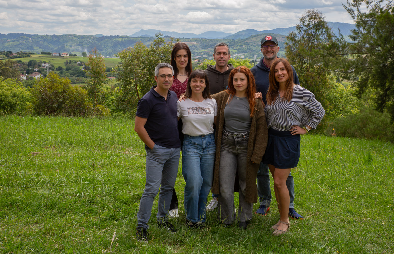 On the top line from left to right: Julia Fernández, Irrintzi Fernández, Manuel Franco.  On the bottom line from left to right: Sendoa Ballesteros, Silvia Caballero, Ainara San Juan, Leyre Gravina