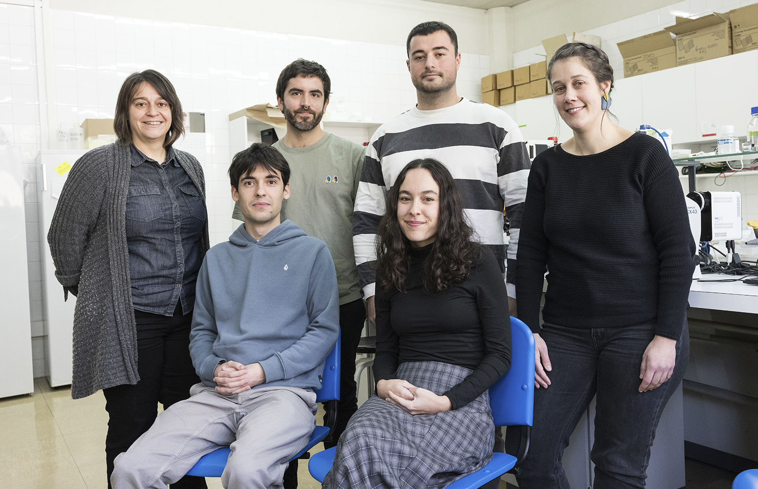 Researchers from the Human Fertility research group. In the back row, from left to right: Nerea Subirán, Manu Araolaza, Mikel Albizuri, and Iraia Muñoa. Seated: Aimar Arredondo and Irune Calzado.