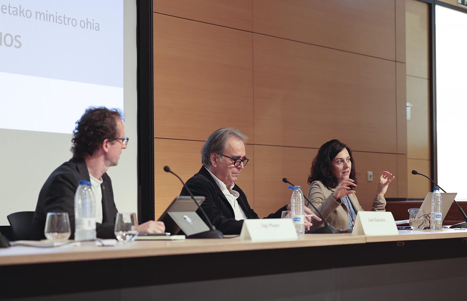 Ezkerretik eskuinera: Ugo Mayor, EHUko Inpaktu Sozialeko zuzendariak, Joan Subirats, Unibertsitateetako ministro ohia eta Irene Ramos, ANECA Kalitatea Ebaluatu eta Egiaztatzeko Agentzia Nazionaleko zuzendaritzako kidea