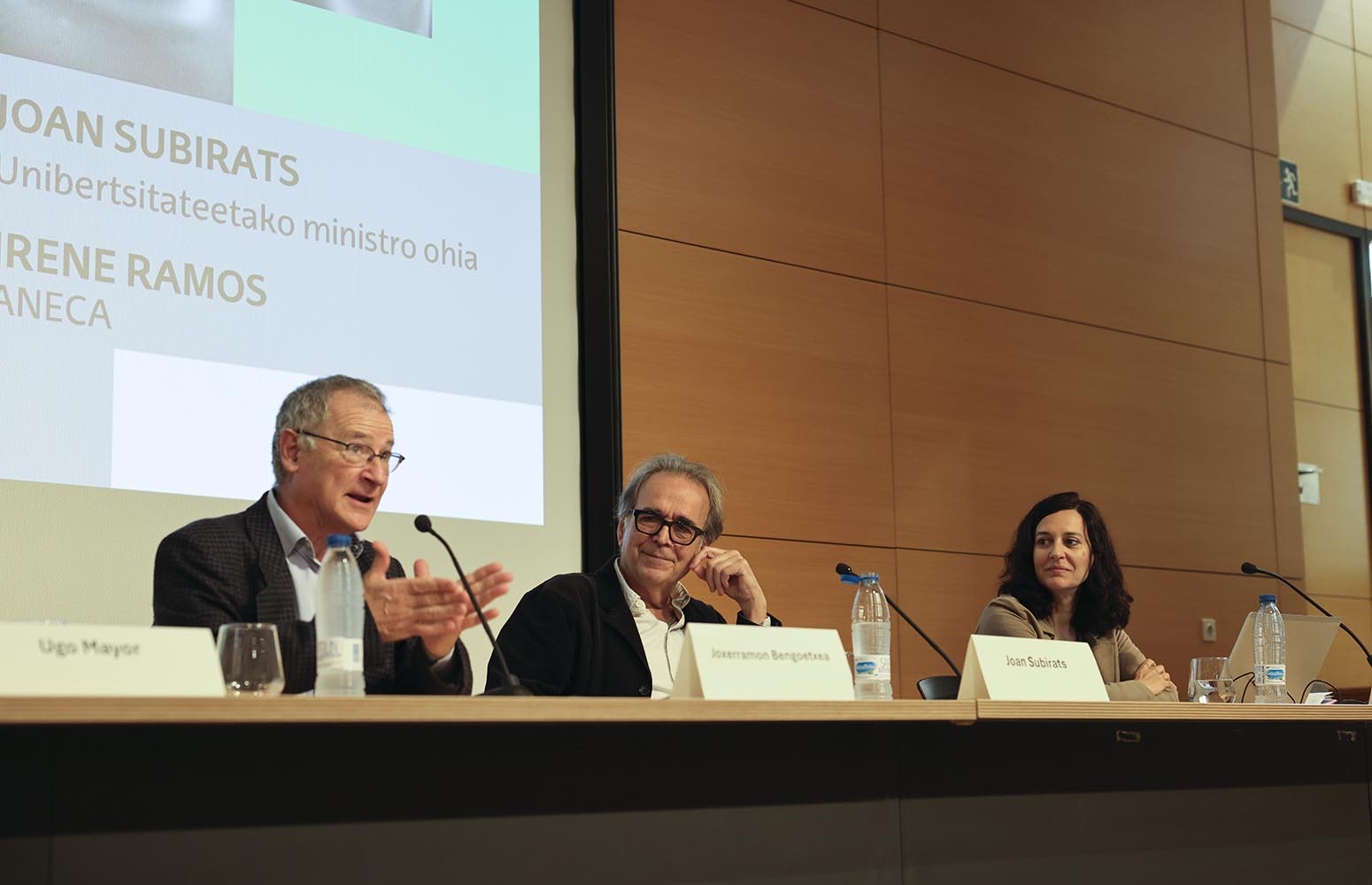 De izquierda a derecha: José Ramón Bengoetxea, rector de la EHU; Joan Subirats, exministro de Universidades, e Irene Ramos, miembro de la dirección de la Agencia Nacional de Evaluación de la Calidad y Acreditación (ANECA).