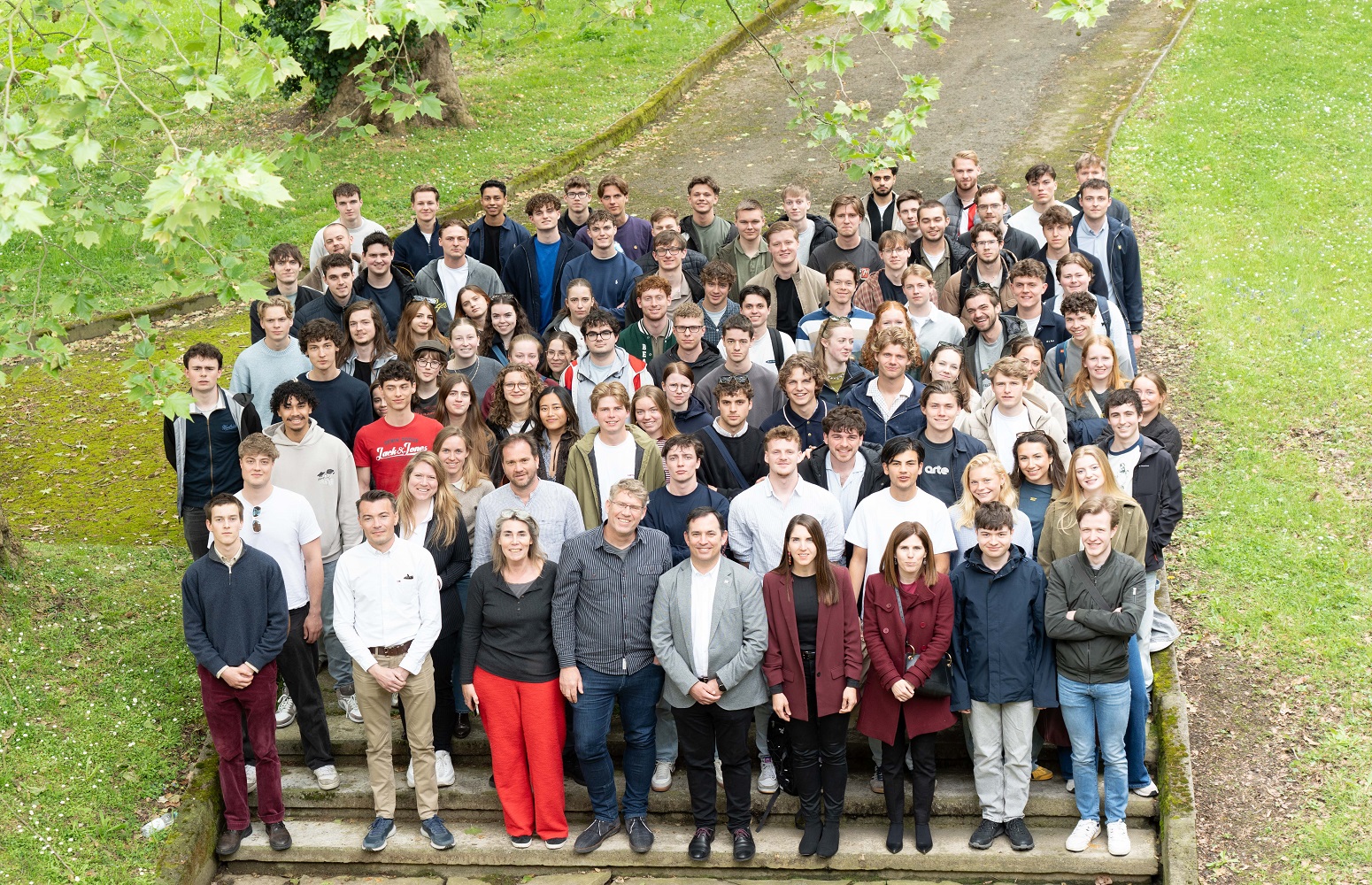 Foto de familia, tras el acto de apertura de la sexta edición de Erasmus Etxean.