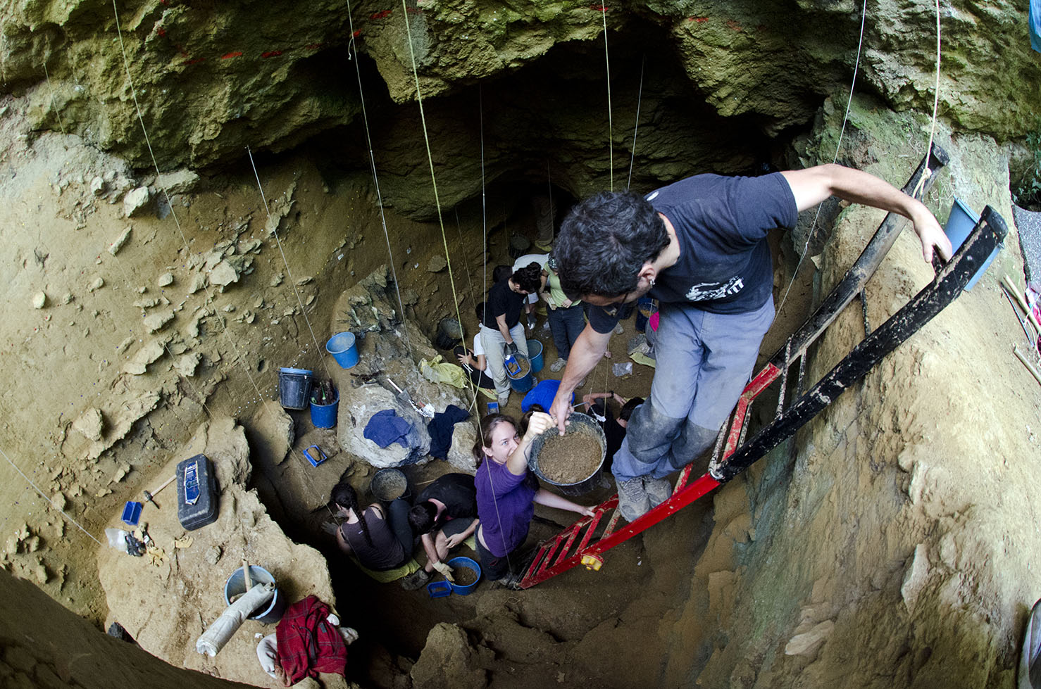 El Grupo de Investigación en Prehistoria, GIZAPRE, en las excavaciones de Lezetxiki.