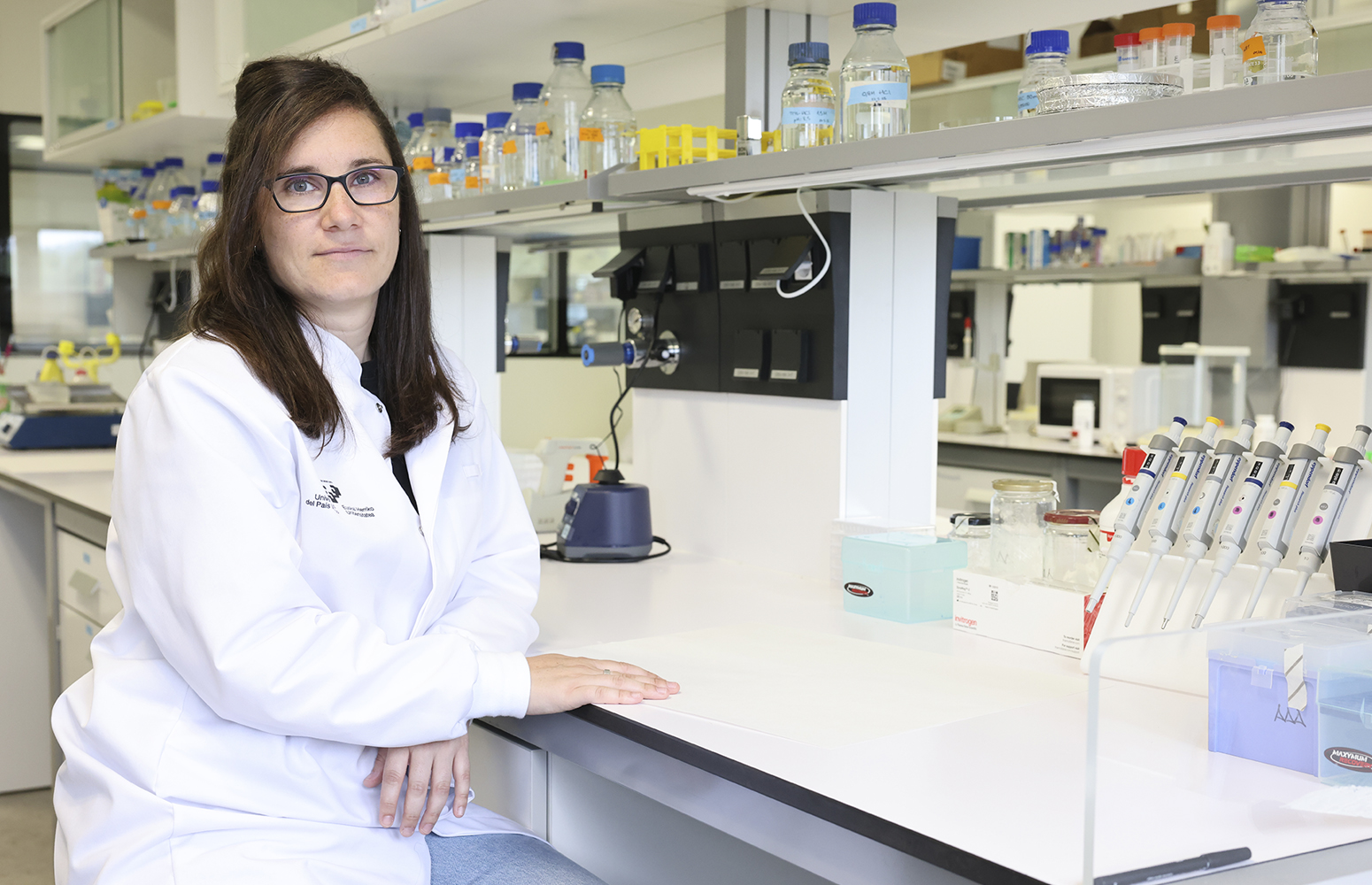 Biologia Molekularrean eta Biomedikuntzan doktore Amaia Arruabarrena, laborategian