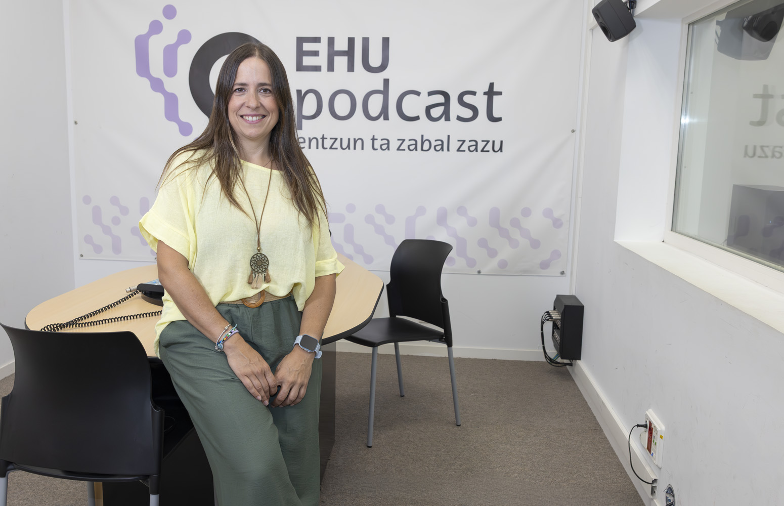 Naiara Barrado en el laboratorio de radio de la Facultad de Ciencias Sociales y de la Comunicación de la EHU.