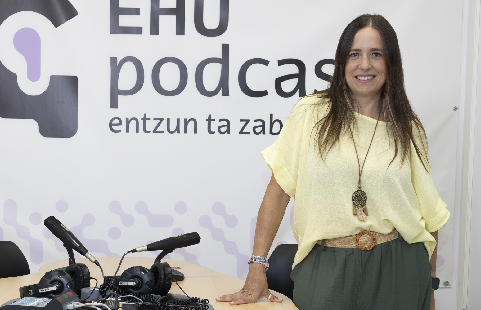 Naiara Barrado en el laboratorio de radio de la Facultad de Ciencias Sociales y de la Comunicación de la EHU.