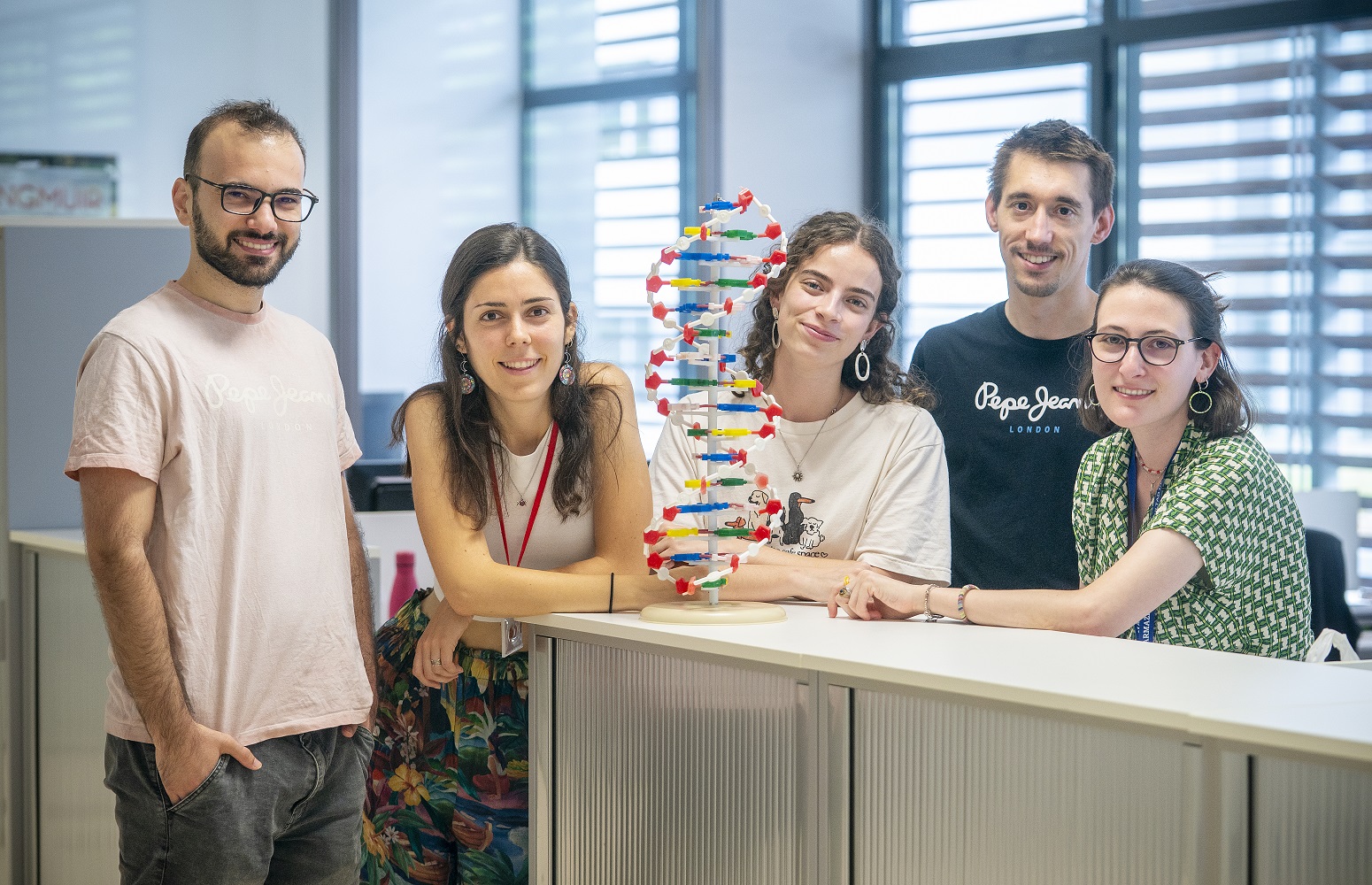 Diego Esteve (estudiante predoctoral del grupo BIOMICs), Belén Navarro (investigadora del grupo BIOMICs), Almudena Sánchez (estudiante predoctoral del grupo BIOMICs), Iñigo Olalde (investigador Ikerbasque e investigador principal del grupo BIOMICs ), Núria Puig (estudiante predoctoral del grupo BIOMICs).