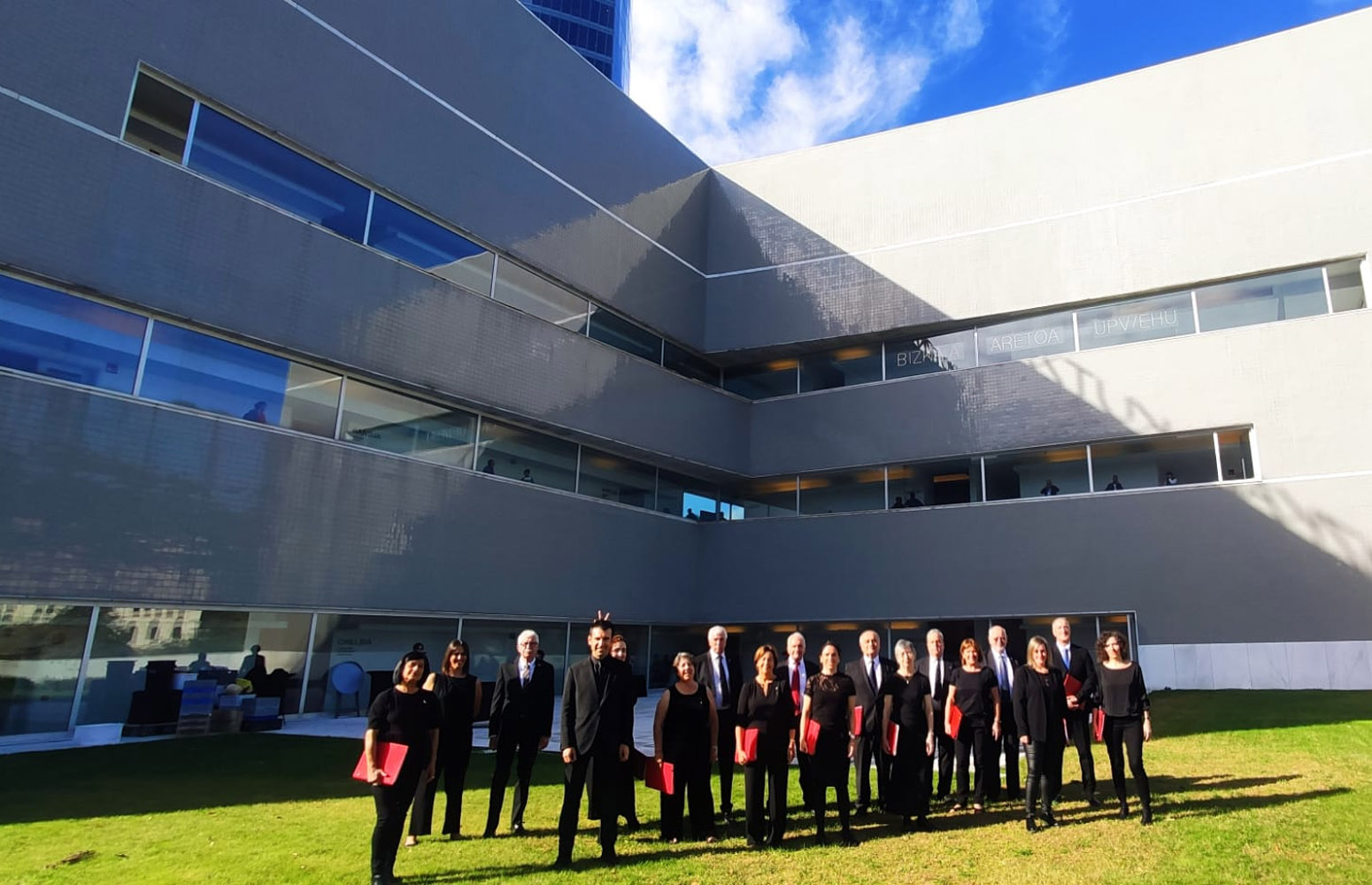 Miembros del coro de la UPV/EHU, con el director Aitor Biain al frente, en el Bizkaia Aretoa