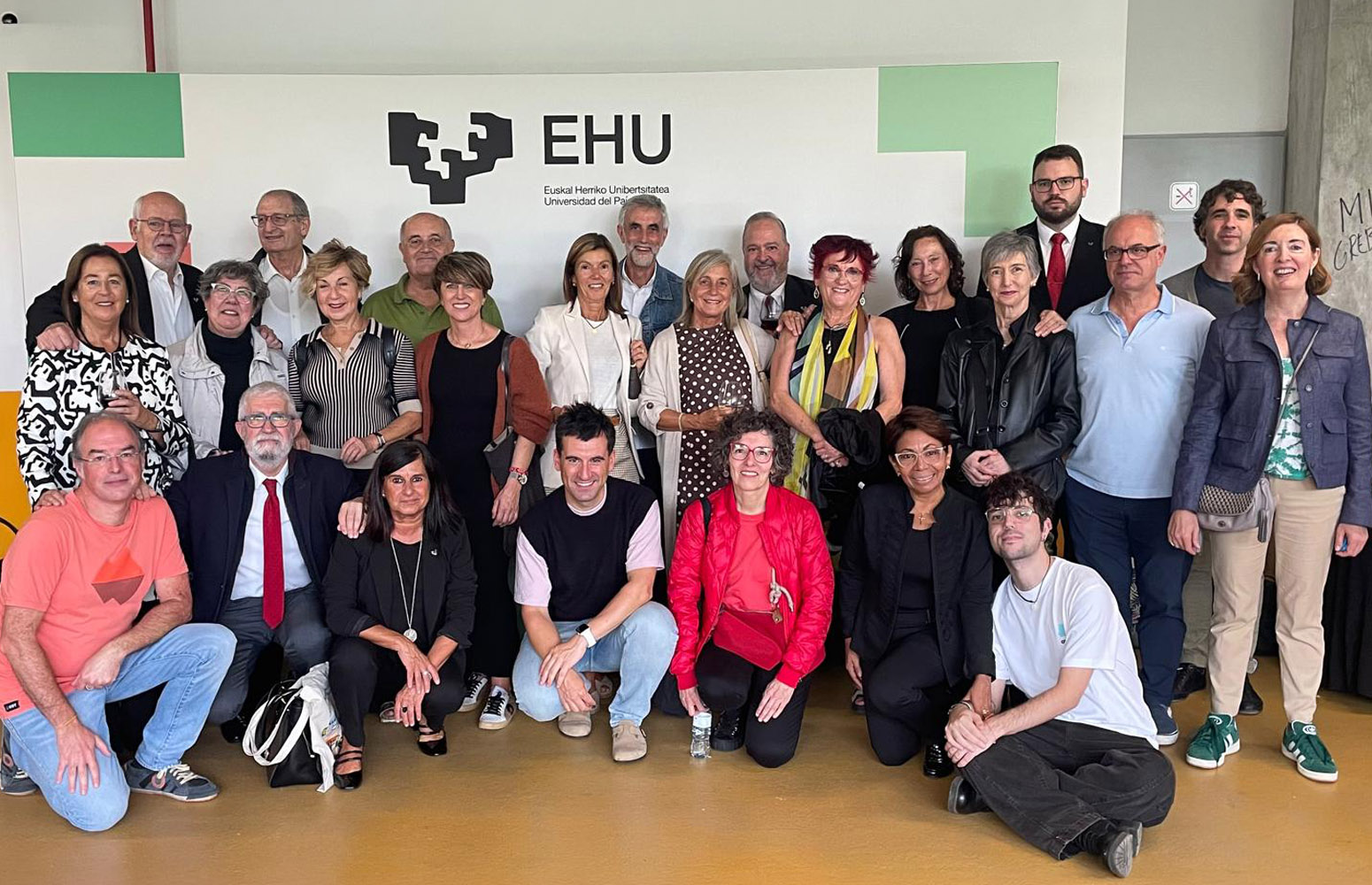 Miembros del Coro de la EHU, bajo la dirección de Aitor Biain. En la imagen aparece también el pianista acompañante Mario Lerena arriba a la derecha