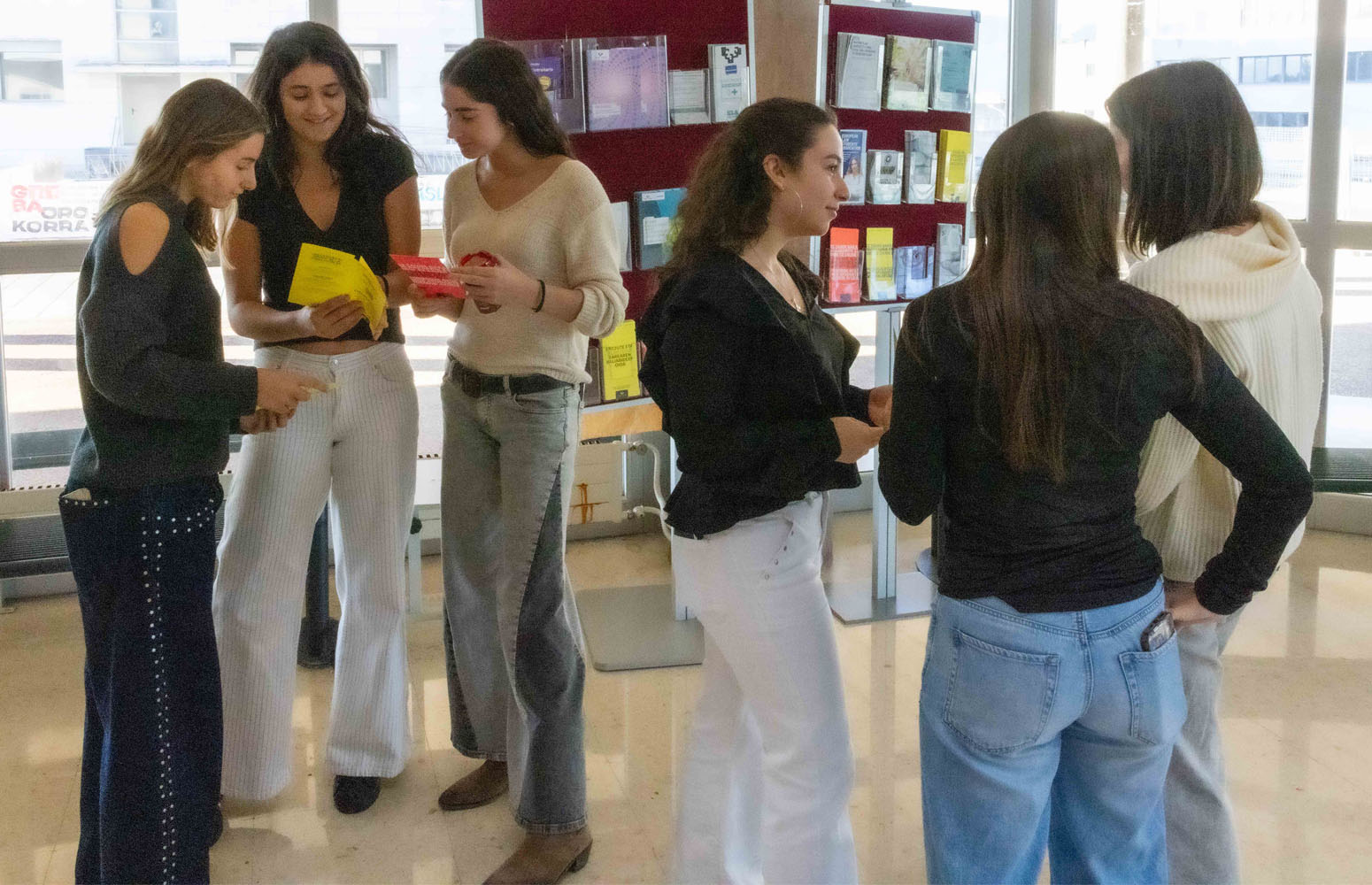 Ikasle talde bat, EHUko Entzute Sareari buruzko informazioa aztertzen