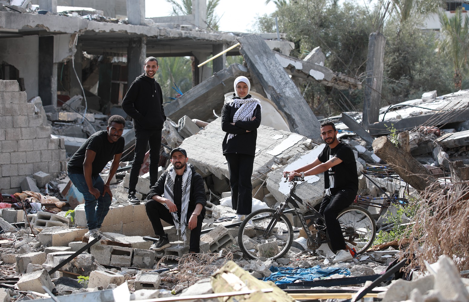 Sol Band taldeko kideak Gazako hondakinen artean