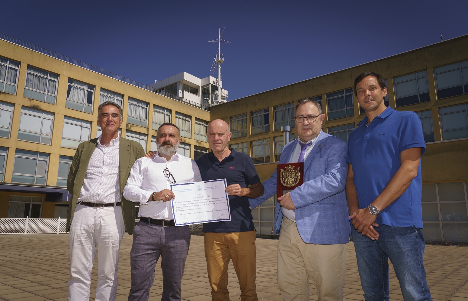 Ezkerretik eskuinera: Alberto Oleaga, Bilboko Ingeniaritza Eskolako Enpresarekiko Harremanen zuzendariordea; Iván Pérez, MAL onenaren sariaren irabazlea; Imanol Basterrechea, MALaren zuzendaria; Patxi Odiaga, Itsas Kapitainen Euskal Elkarteko presidentea, saria antolatzen duen erakundea; eta David Boullosa, Bilboko Ingeniaritza Eskolako Nautika Irakaskuntzen zuzendariordea.