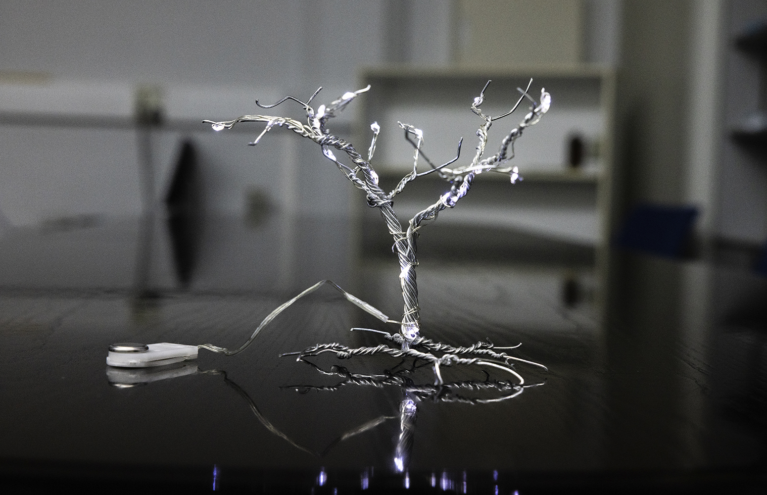 LED argiz egindako zuhaitza, pipien azalen bateriarekin argiztatua