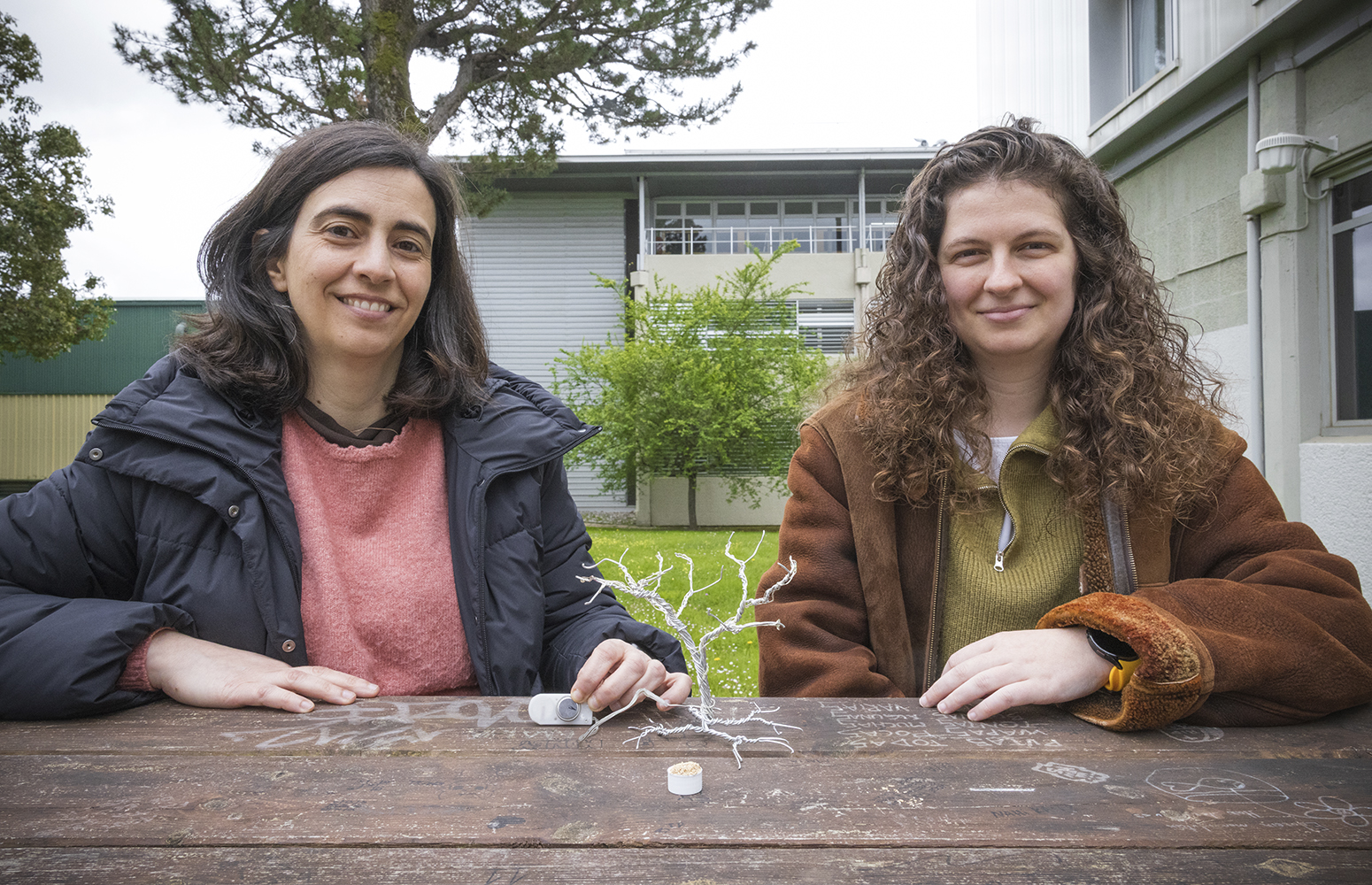 De izquierda a derecha: la profesora Verónica Palomares Durán del Grupo de Estado Sólido y Materiales de la EHU y la doctora Nekane Nieto Álvaro del grupo "Ecodesigned Energy and Systems (EDGY)" de BCMaterials