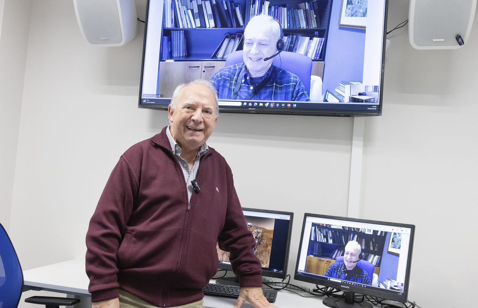 El director del grupo IBeA Juan Manuel Madariaga y, en pantalla, el director del grupo Ciencias Planetarias Agustín Sánchez Lavega