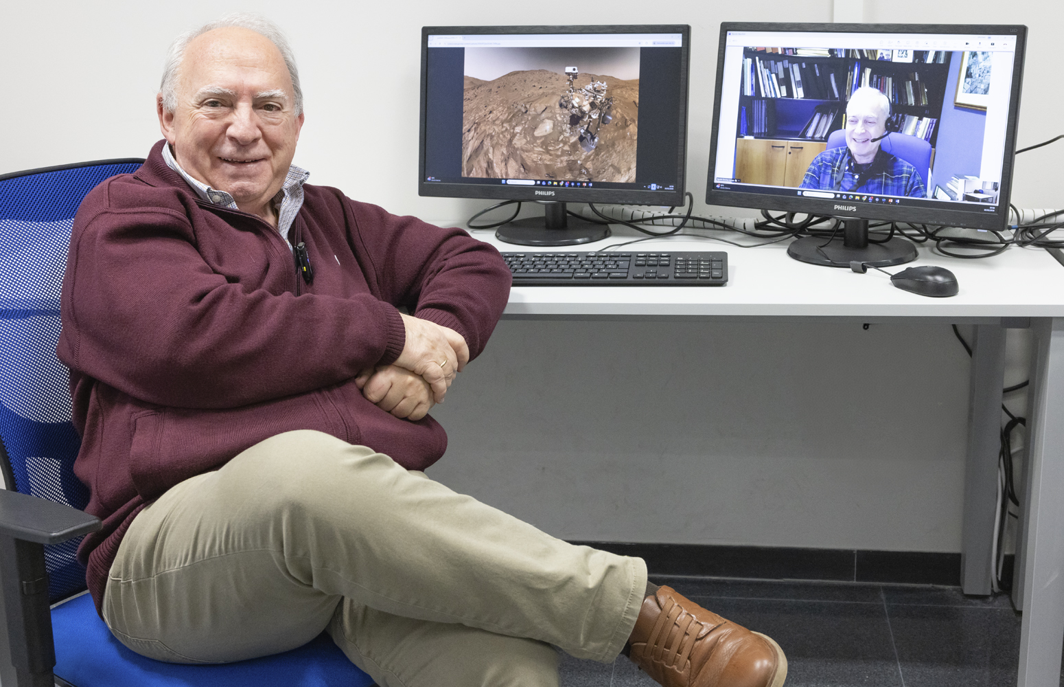 IBeA taldeko zuzendari Juan Manuel Madariaga  eta pantailan Zientzia Planetarioen taldeko zuzendari Agustín Sanchez Lavega