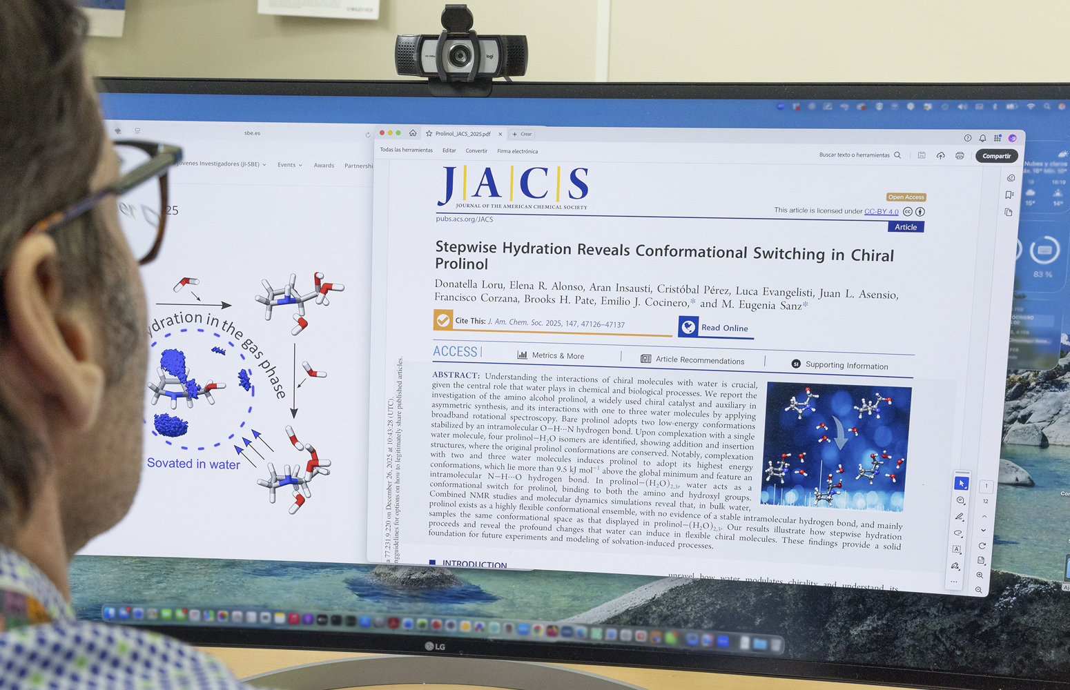 Ezkerrean Espainiako Biofisika Elkartearen webgunea ageri da, artikulua nabarmenduta; eskuinean, berriz, Journal of the American Chemical Society aldizkarian argitaratutako artikulua.