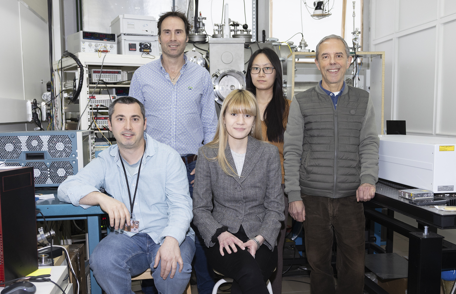 De izquierda a derecha: Aran Insausti, Emilio J. Cocinero, Andrea Vázquez, Jiarui Ma y Francisco J. Basterretxea, miembros del Grupo de Espectroscopía de la EHU y del Instituto Biofisika (GS2M), sección de microondas