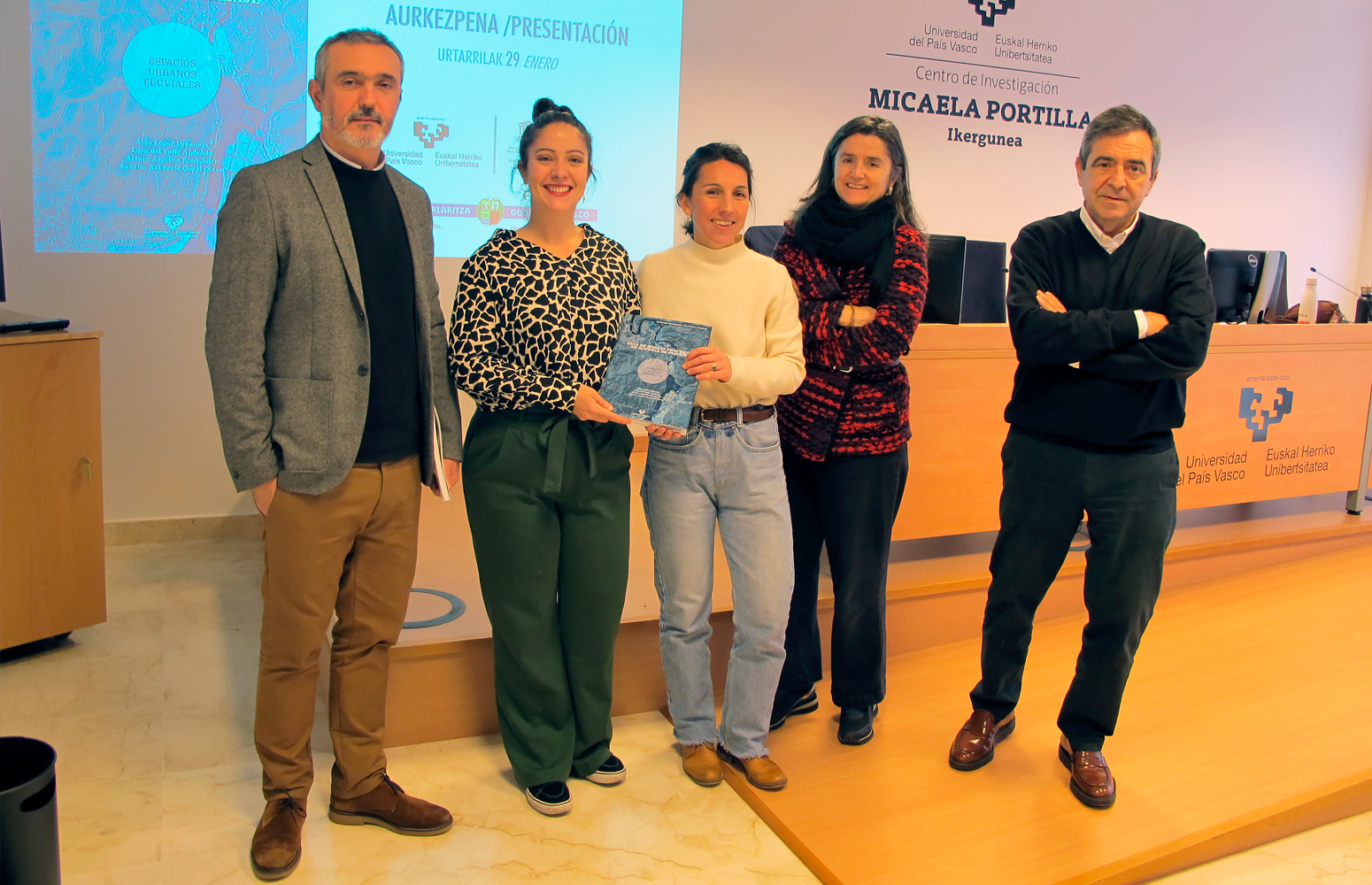 Ezkerretik eskuinera, Jon Asua, Aida López, Lara del Valle, Victoria Azpiroz eta Agustín Azkarate.