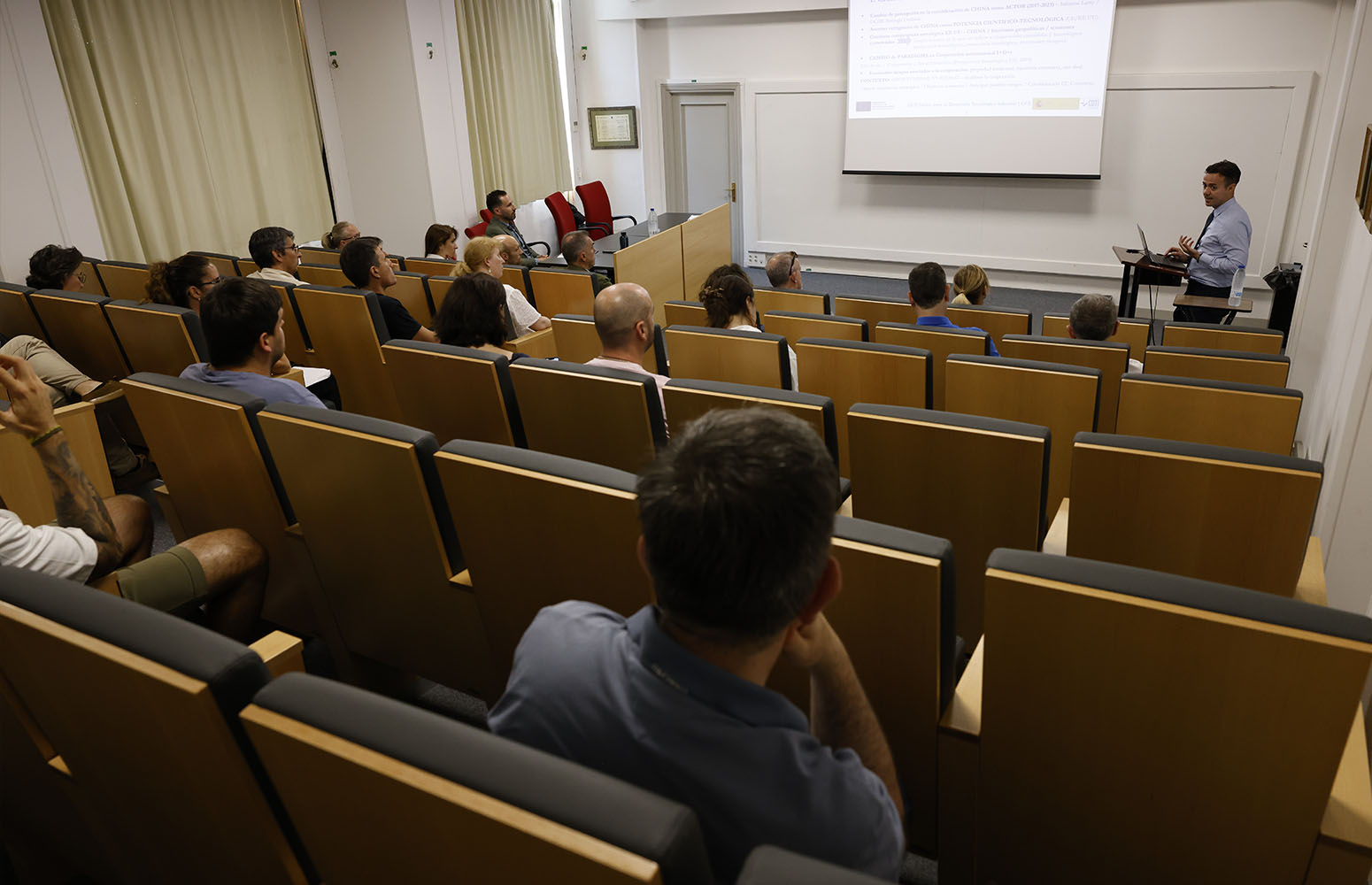 Adrián Gutiérrezek Espainiaren eta Txinaren arteko lankidetza zientifiko eta teknologikoari buruzko hitzaldia eskaini zuen Bilboko Ingeniaritza Eskolan