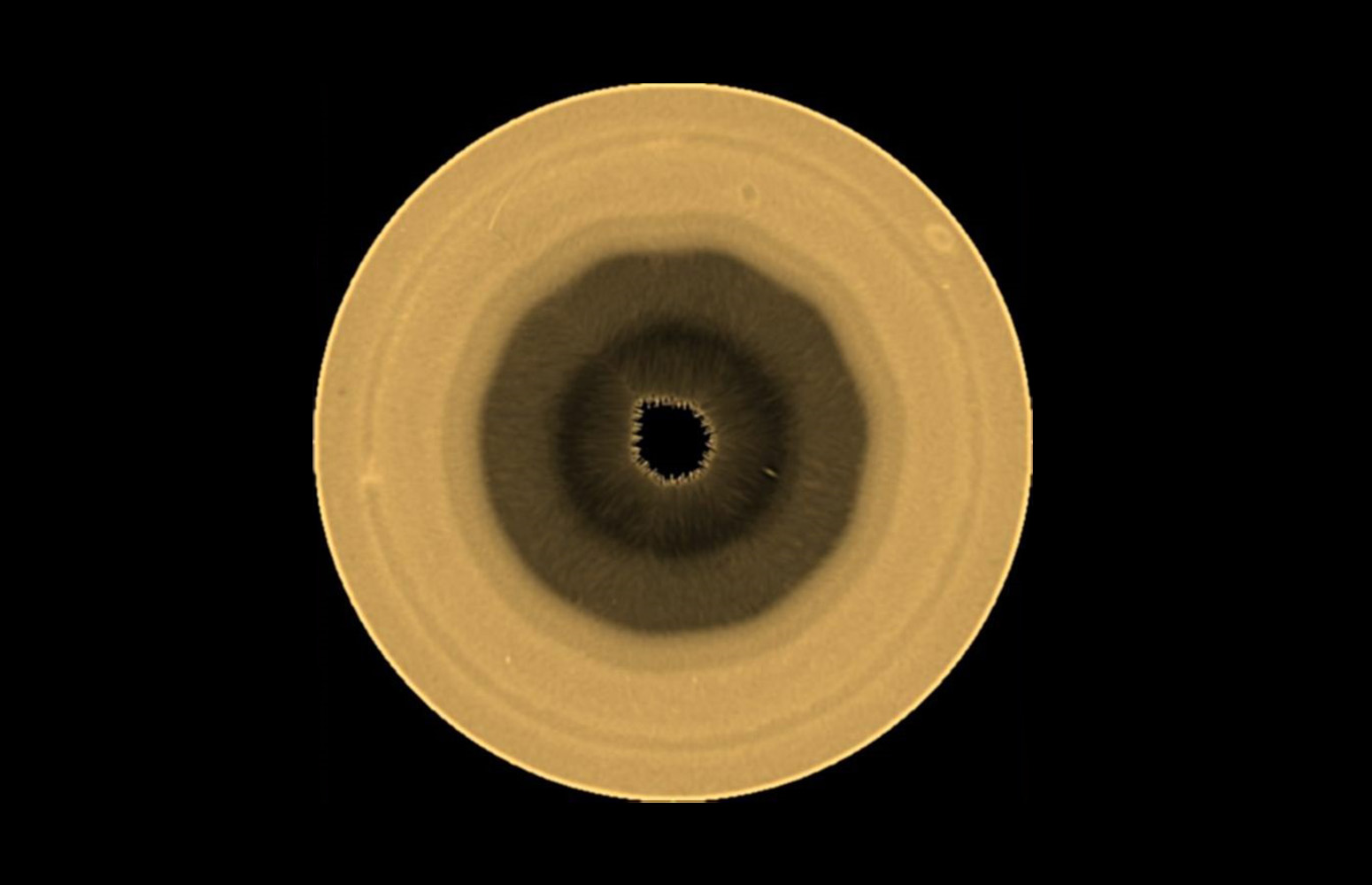 Saturnoren hego hemisferioaren mapa polarra, Hubble Espazio Teleskopioarekin 763 nm-ko uhin-luzeran hartua (2025eko abuztuaren 29an).