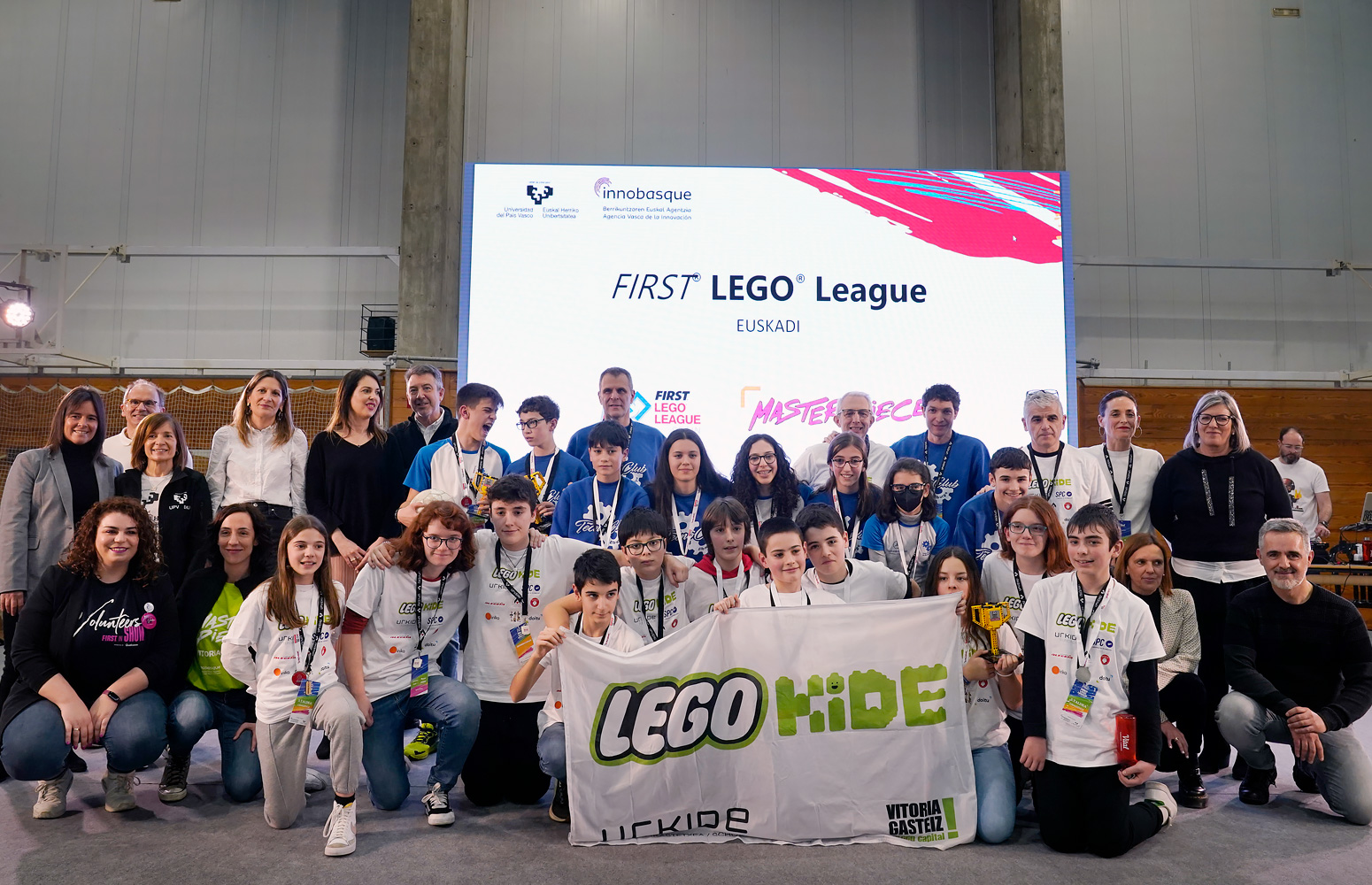 Equipos ganadores, junto a las autoridades