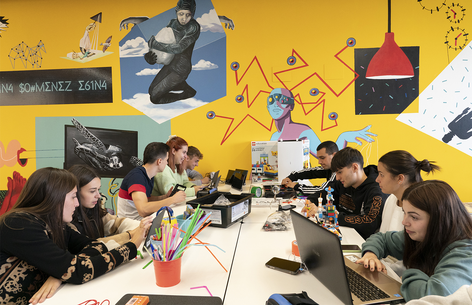 Estudiantes de la Facultad de Educación de Bilbao, en el laboratorio maker lab.
