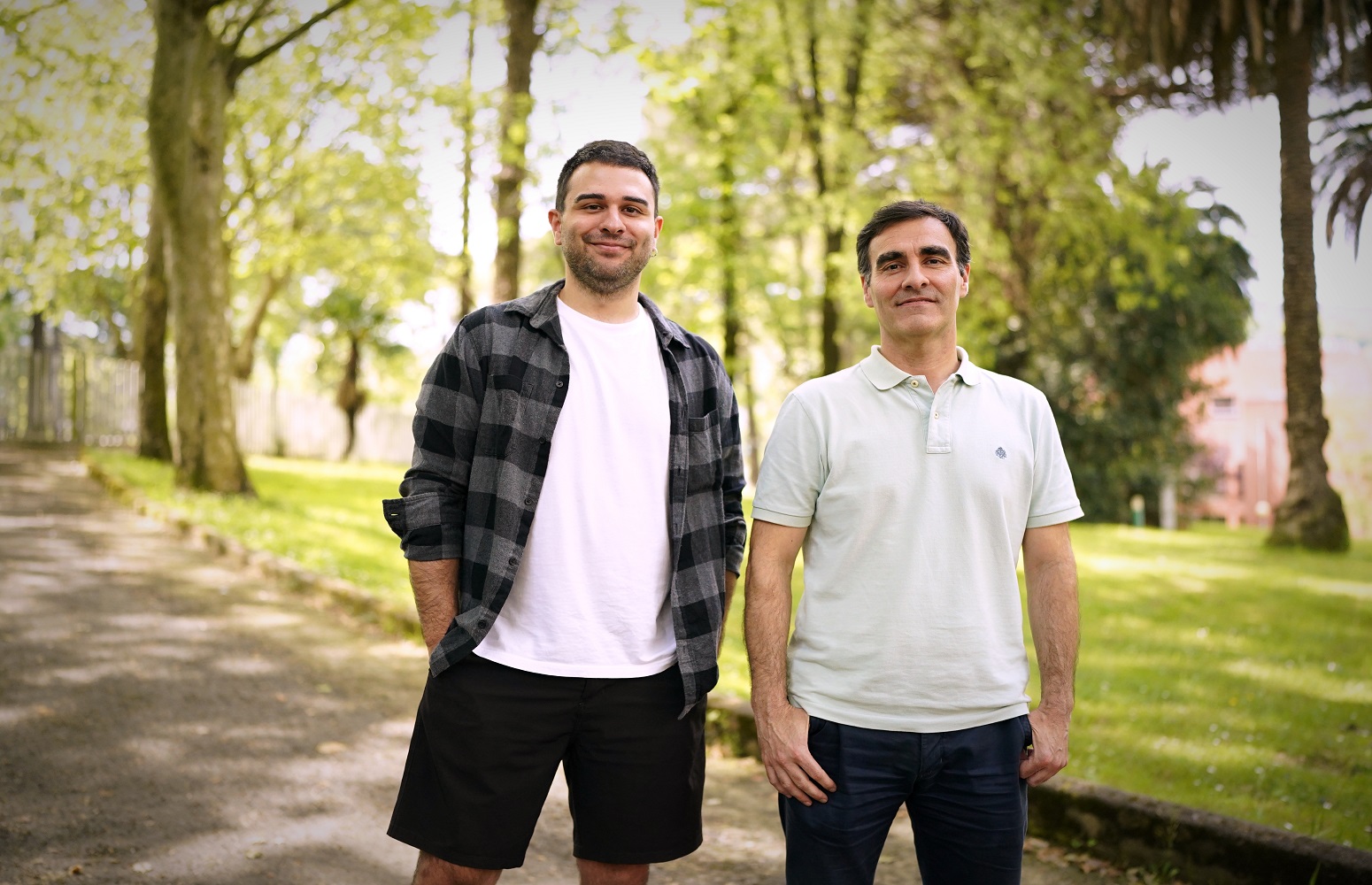 Josu Santos Larrazabal, profesor del Departamento de Economía Financiera II de la Universidad del País Vasco (EHU), y Jorge Gutiérrez Goiria, profesor del mismo departamento y miembro del Instituto Hegoa de la EHU