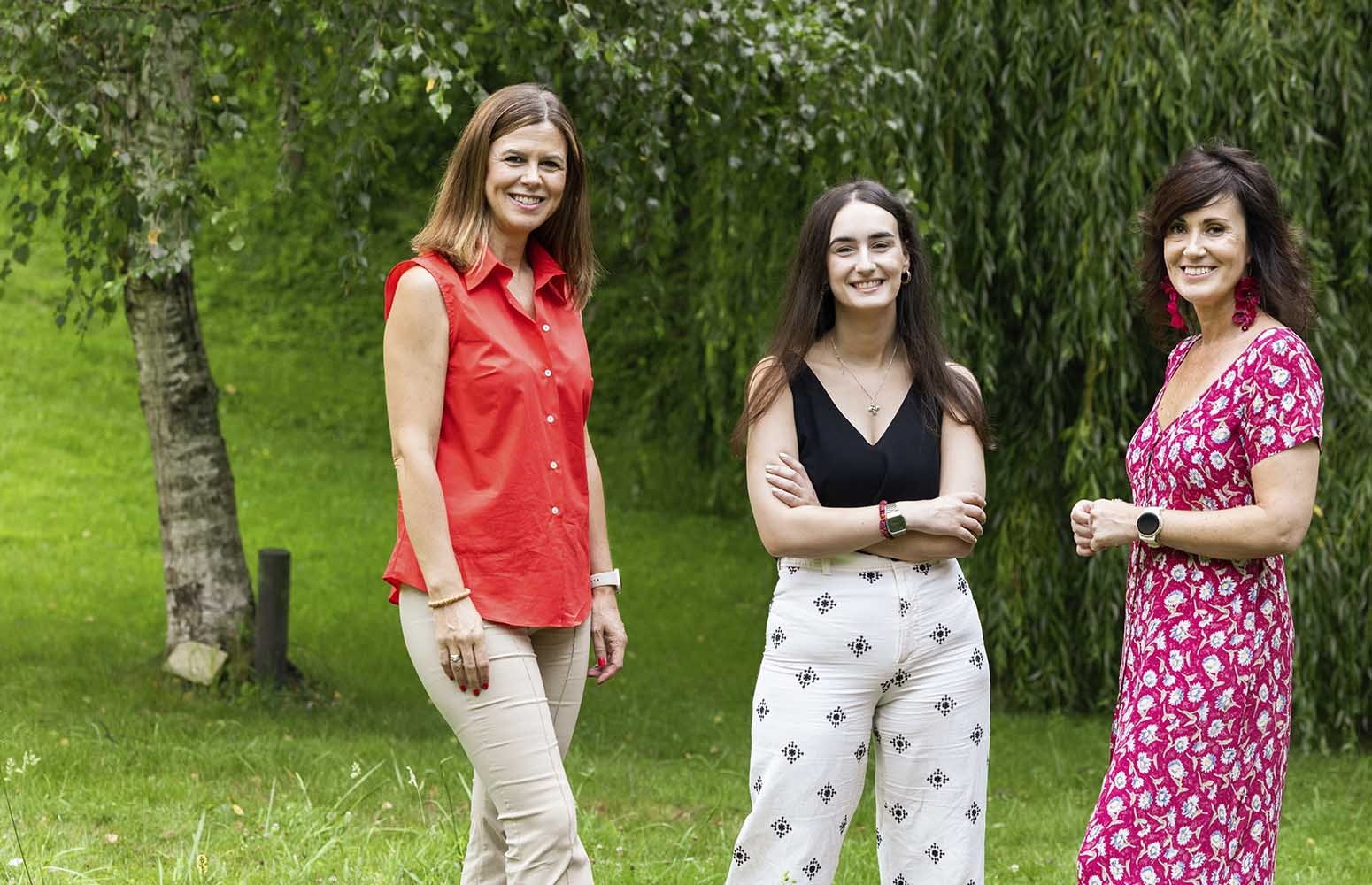 Nerea Jauregizar, investigadora y profesora agregada del Departamento de Farmacología de EHU, Leire Urien, investigadora y profesora asociada del Departamento de Estomatología de EHU, y Teresa Morera, investigadora y profesora agregada del Departamento de Farmacología de EHU