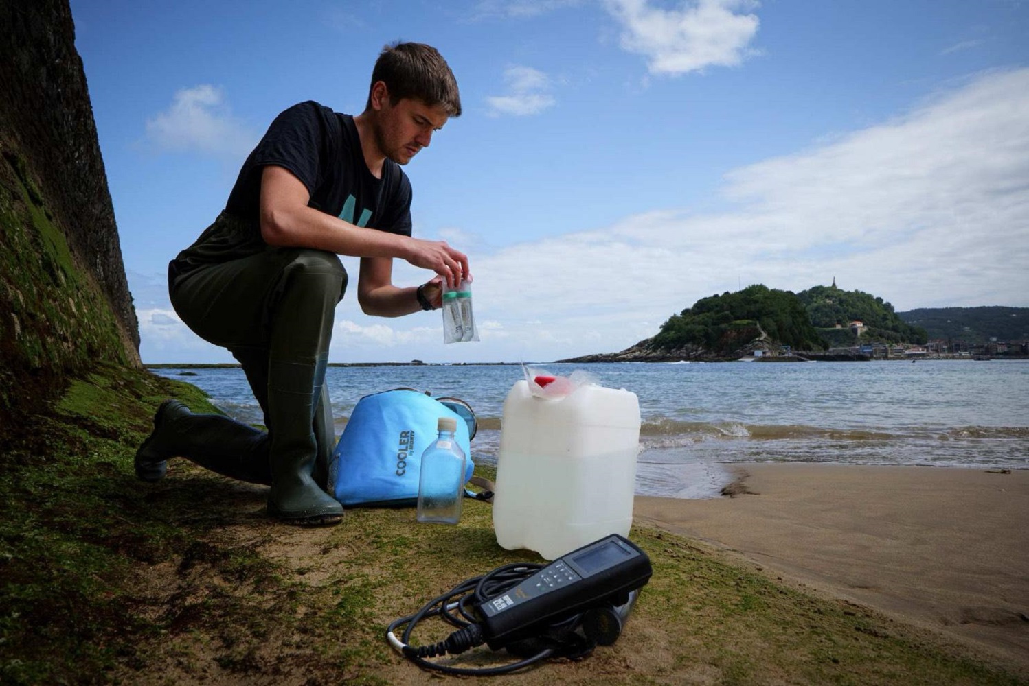 Yago Laurenns Balparda recogiendo muestras en la playa de Ondarreta