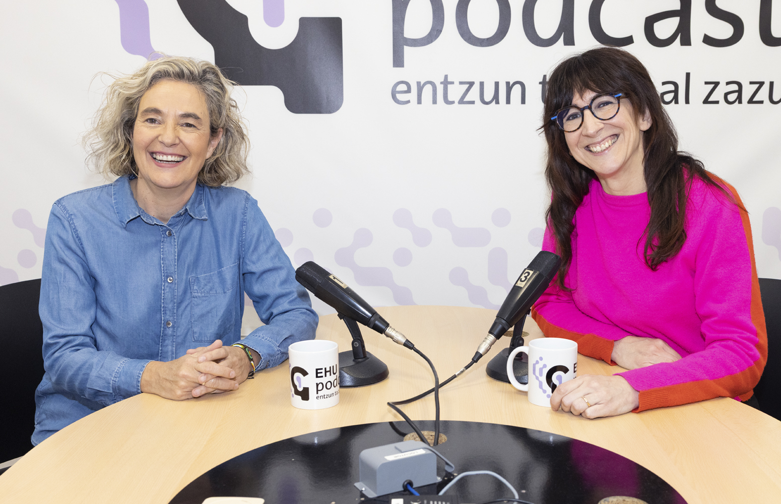 Tania Arriaga eta Arantzazu Luzarraga Gizarte eta Komunikazio Zientzien Fakultateko irrati laborategian.