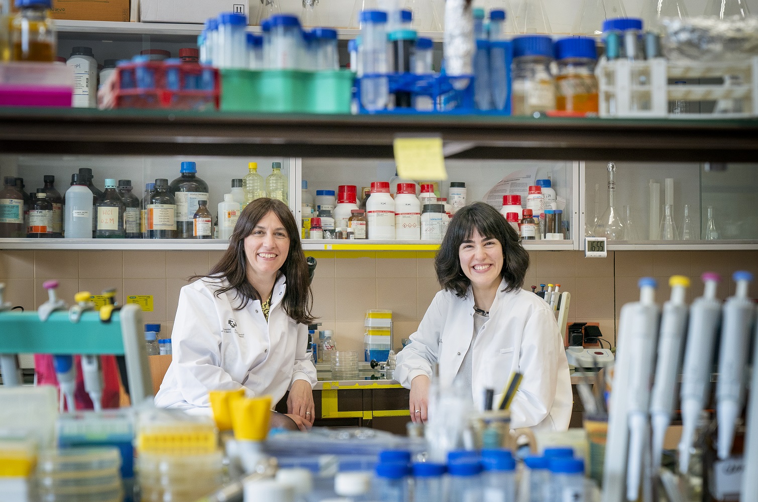 Ezkerretik eskuinera: Ilargi Martinez eta Maia Azpiazu UPV/EHUko laborategian