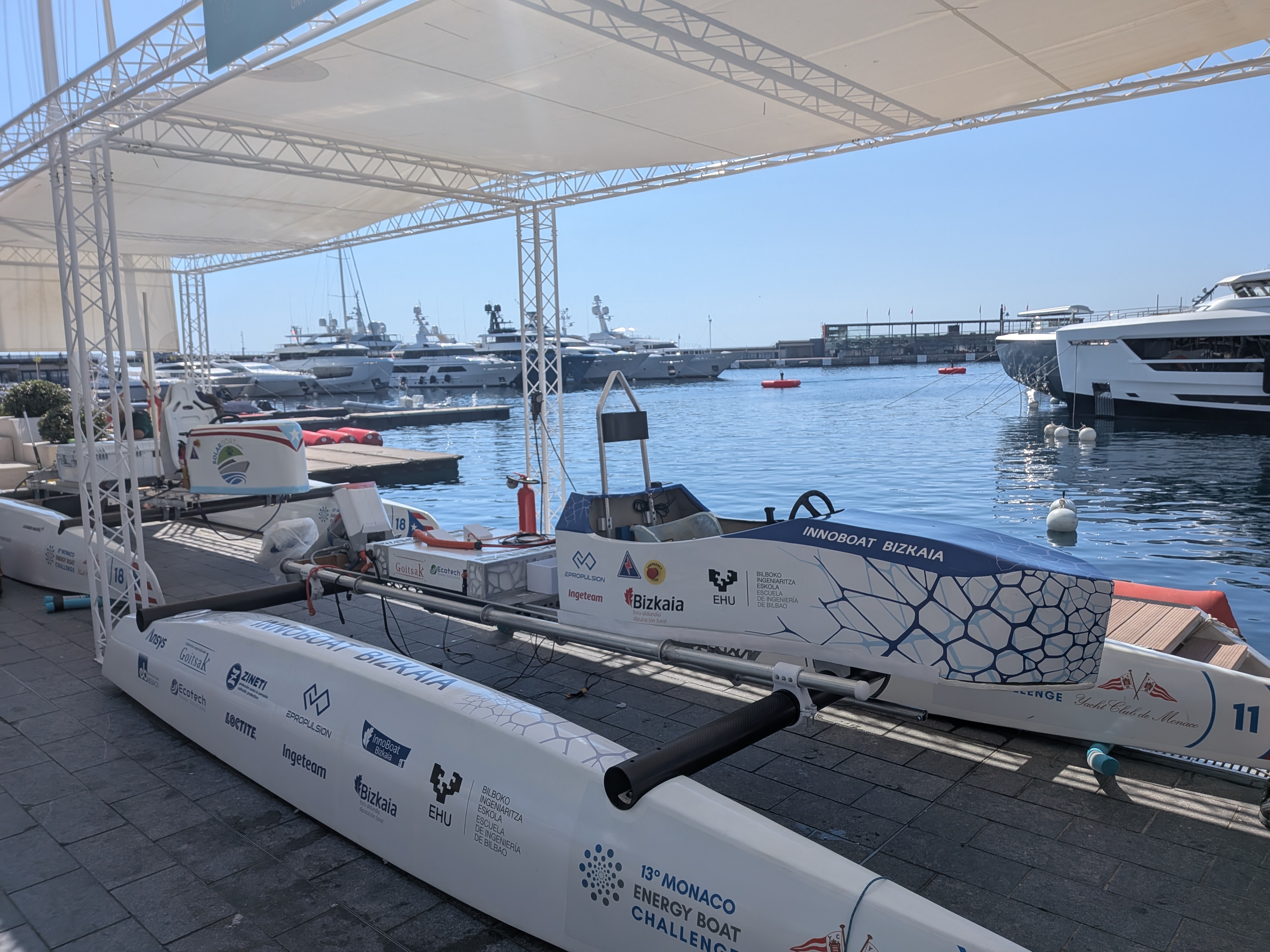 Catamarán eléctrico que participará en el concurso.