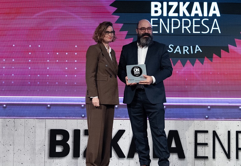 La Diputada General de Bizkaia, Elixabete Etxanobe, entregó el premio a Alberto Pineda, director de Nemergent Solutions