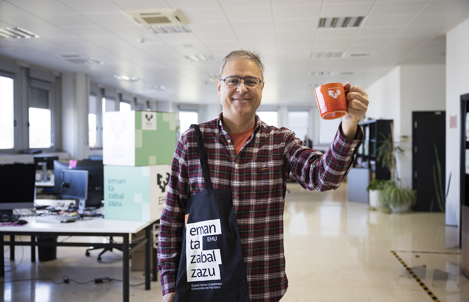 Javier Rodríguez Aller, técnico del Servicio de Geocronología y Geoquímica Isotópica (SGIker), sito en la Facultad de Ciencia y Tecnología